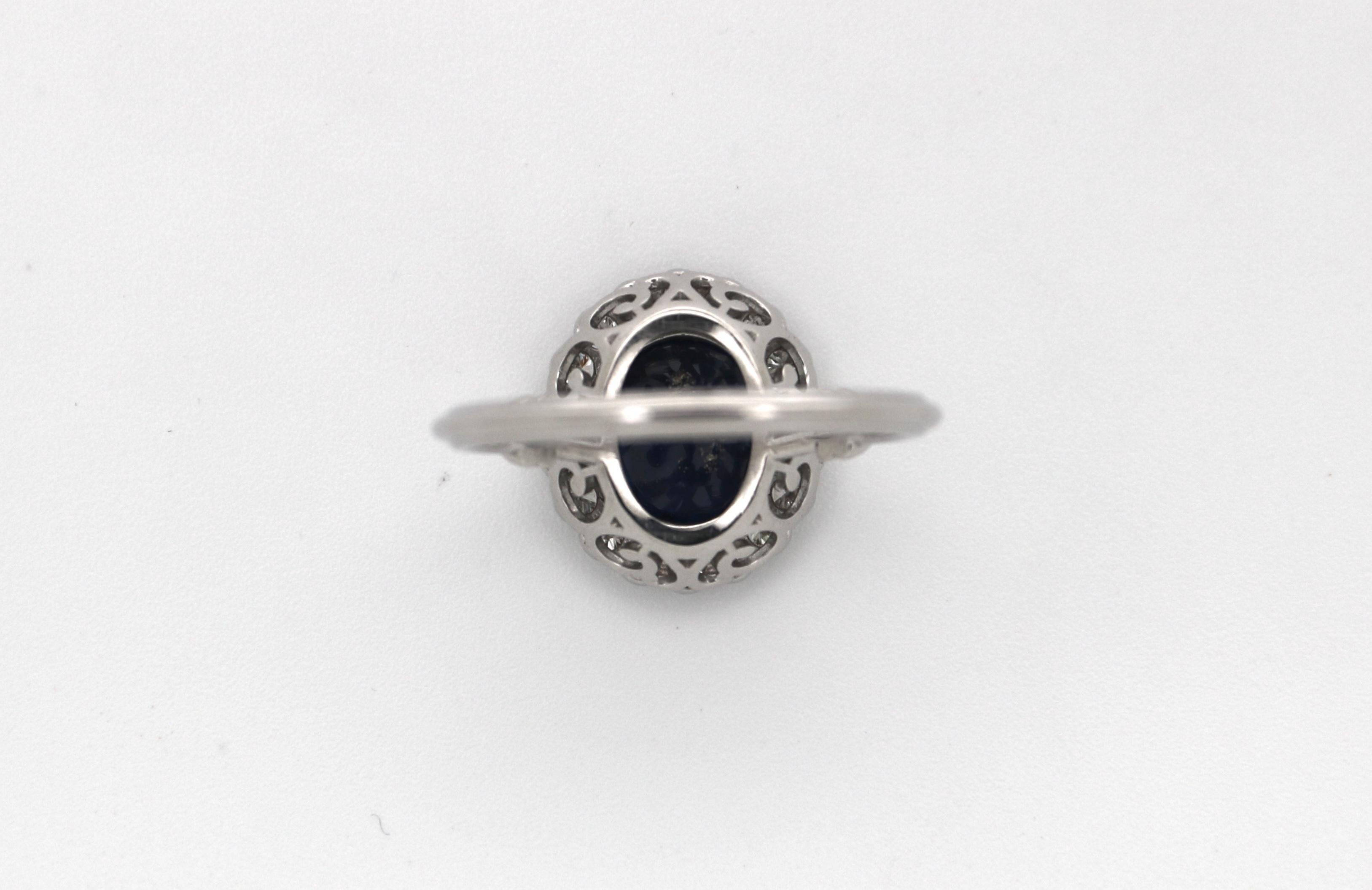 Moderne Bague d'entourage de la princesse Diana en or blanc 18 carats faite à la main et ornée de saphirs et de diamants. en vente