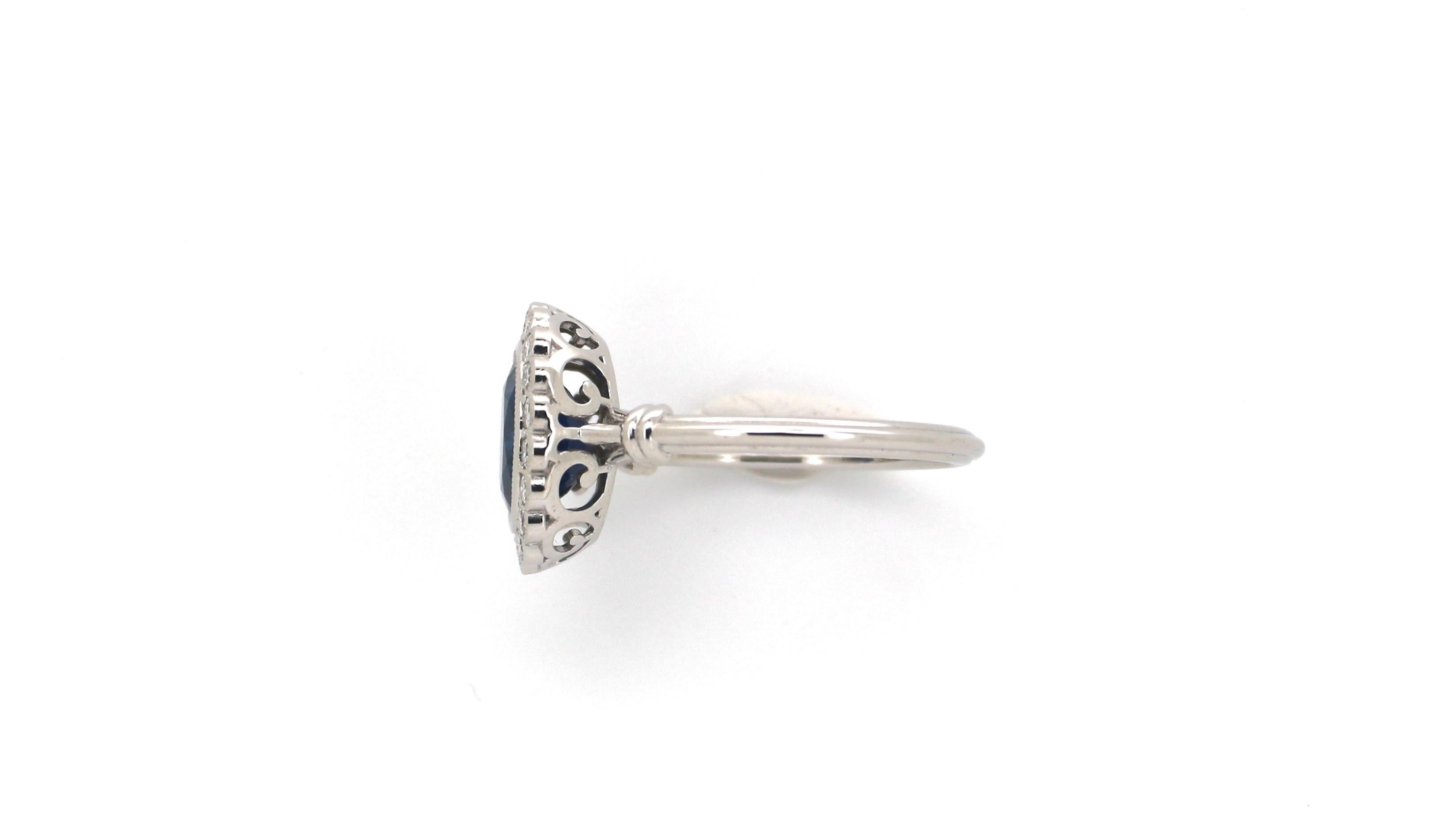 Bague d'entourage de la princesse Diana en or blanc 18 carats faite à la main et ornée de saphirs et de diamants. Excellent état - En vente à AMSTERDAM, NL