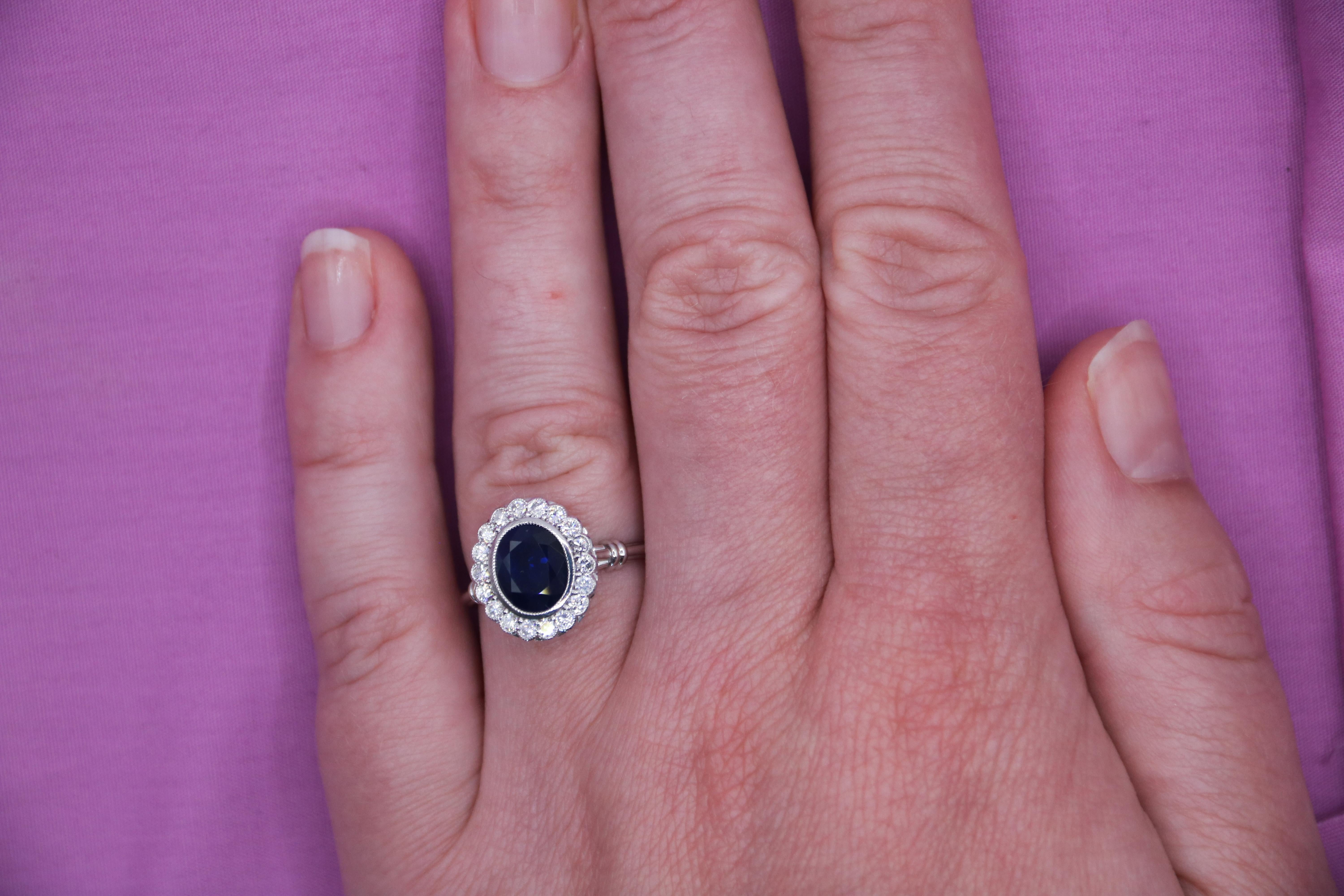Bague d'entourage de la princesse Diana en or blanc 18 carats faite à la main et ornée de saphirs et de diamants. Unisexe en vente