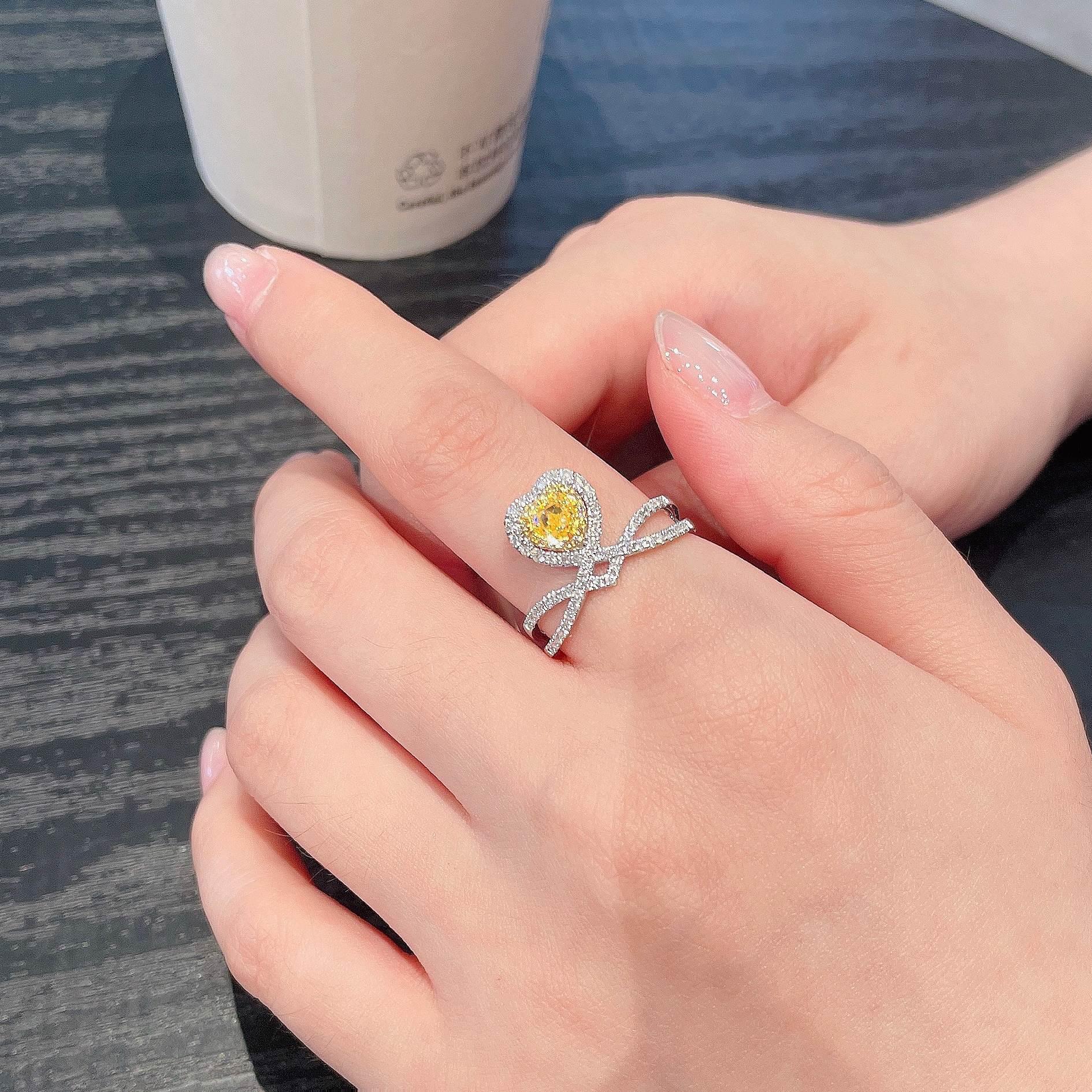 18K Weißgold Herz-Schliff Gelb Diamant Ring mit Diamanten (Moderne) im Angebot