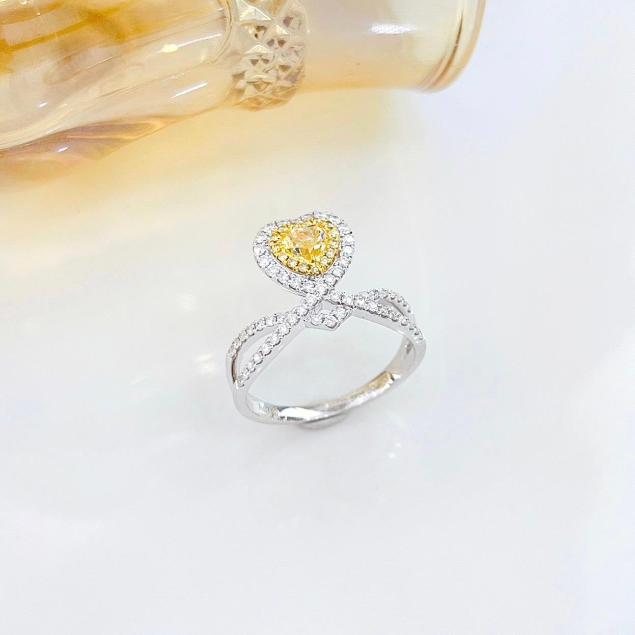 18K Weißgold Herz-Schliff Gelb Diamant Ring mit Diamanten (Herzschliff) im Angebot