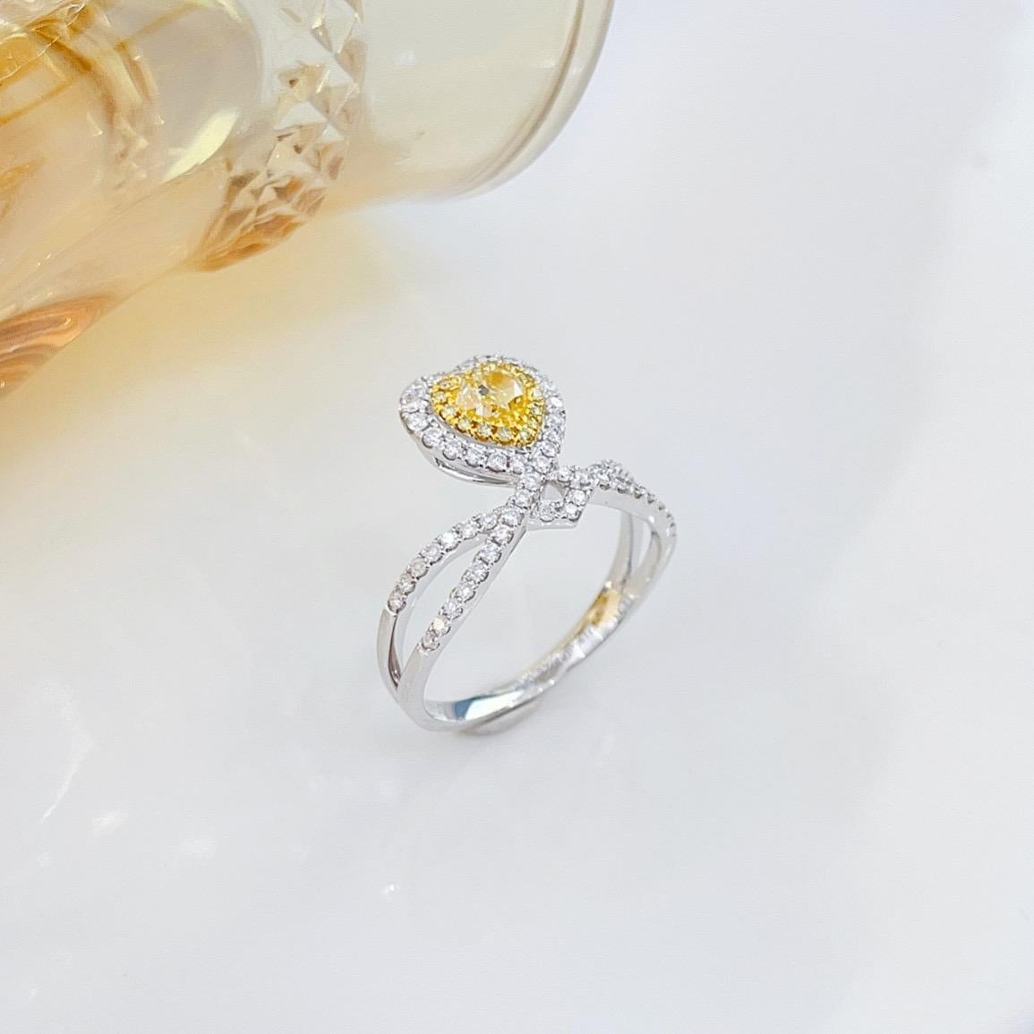 18K Weißgold Herz-Schliff Gelb Diamant Ring mit Diamanten im Zustand „Neu“ im Angebot in Kowloon, HK