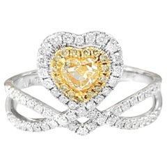 Bague en or blanc 18K avec diamants jaunes taillés en cœur