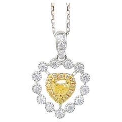 Collier pendentif en or blanc 18K avec diamant jaune taillé en cœur et diamant rond