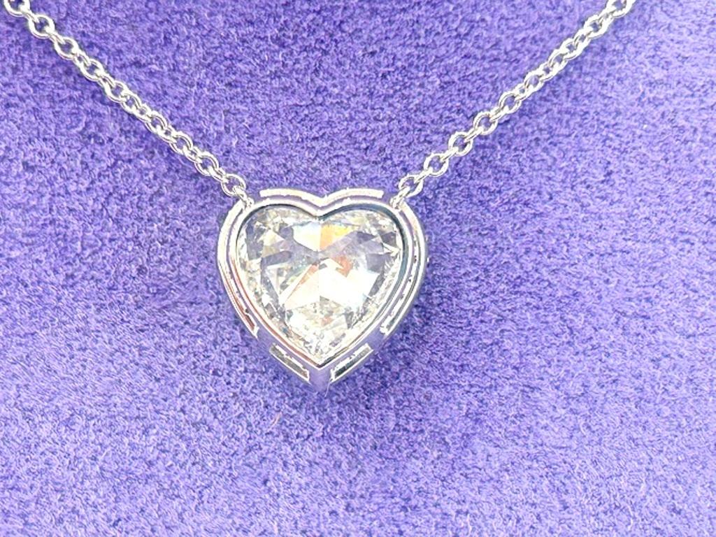 Cuore Collana con ciondolo a forma di cuore con diamanti a raggiera in oro bianco 18 carati W/EGL 3,49 carati in vendita