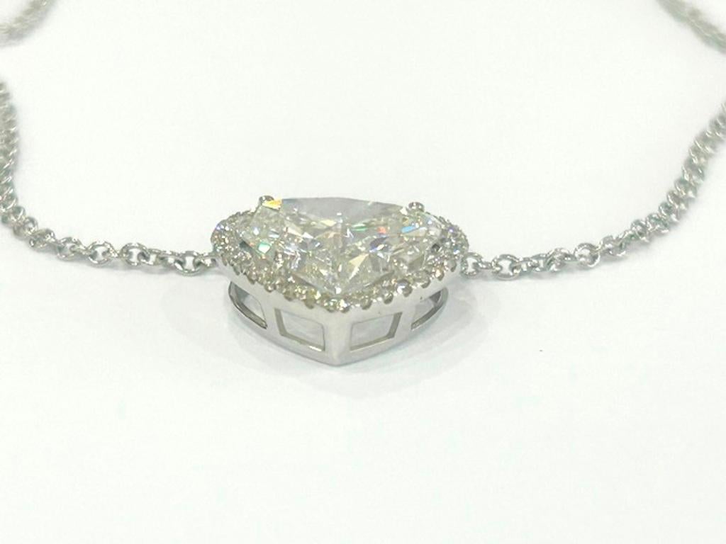 Collana con ciondolo a forma di cuore con diamanti a raggiera in oro bianco 18 carati W/EGL 3,49 carati In condizioni buone in vendita a Beverly Hills, CA