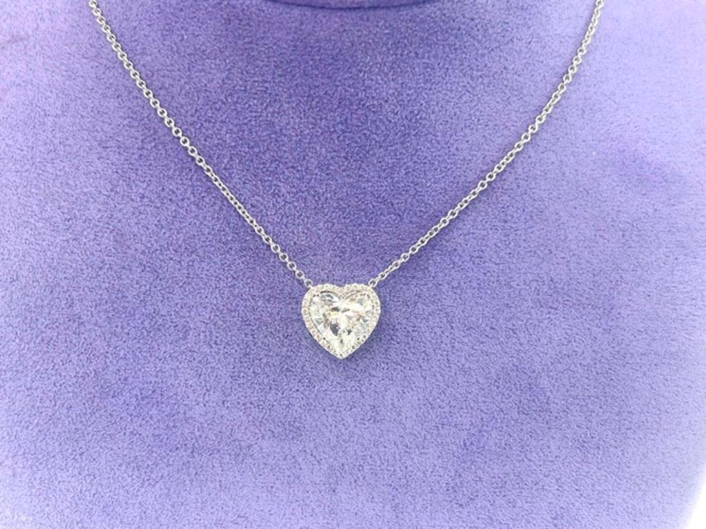 Collana con ciondolo a forma di cuore con diamanti a raggiera in oro bianco 18 carati W/EGL 3,49 carati in vendita 1