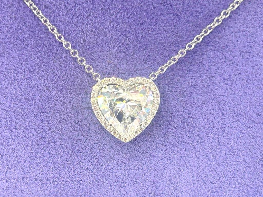Collana con ciondolo a forma di cuore con diamanti a raggiera in oro bianco 18 carati W/EGL 3,49 carati in vendita 2