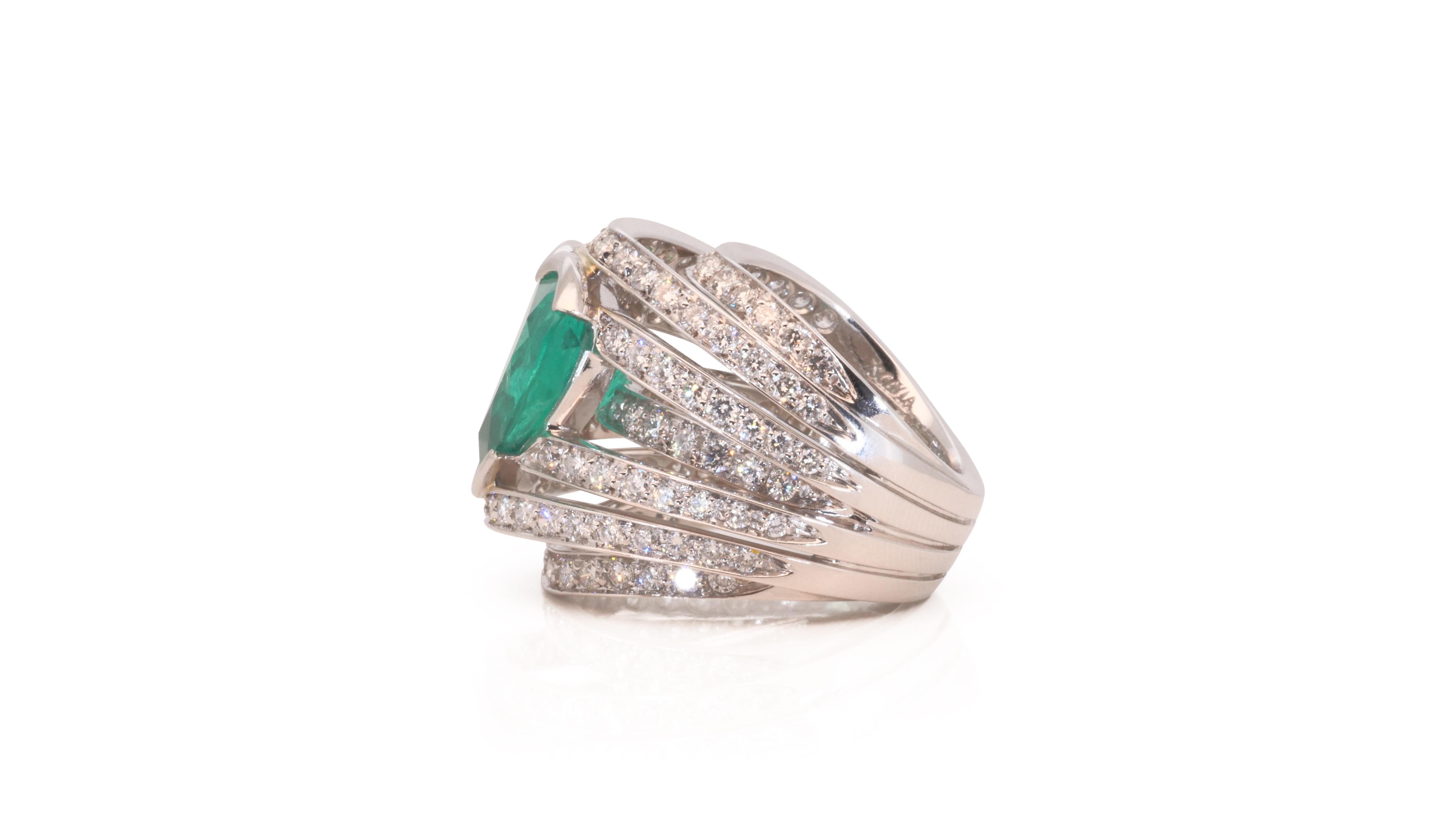 18k White Gold Heart Dome Ring 8.51 Carat Natural Emerald and Diamonds Grs Cert In New Condition For Sale In רמת גן, IL