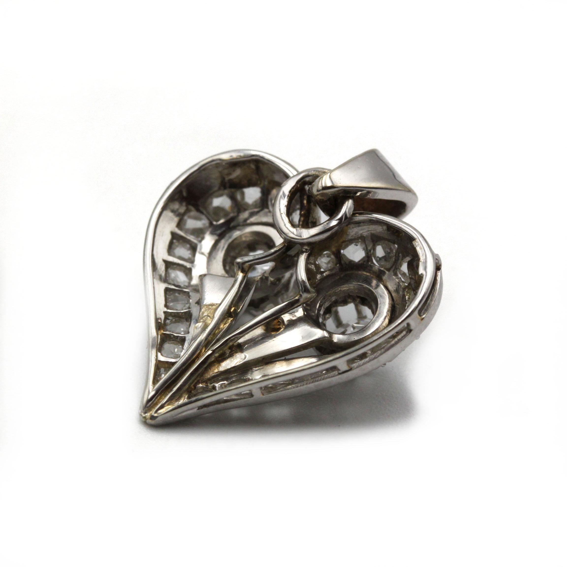 Après-guerre Pendentif cœur en or blanc 18 carats avec 2 diamants brillants et 22 diamants taille rose en vente