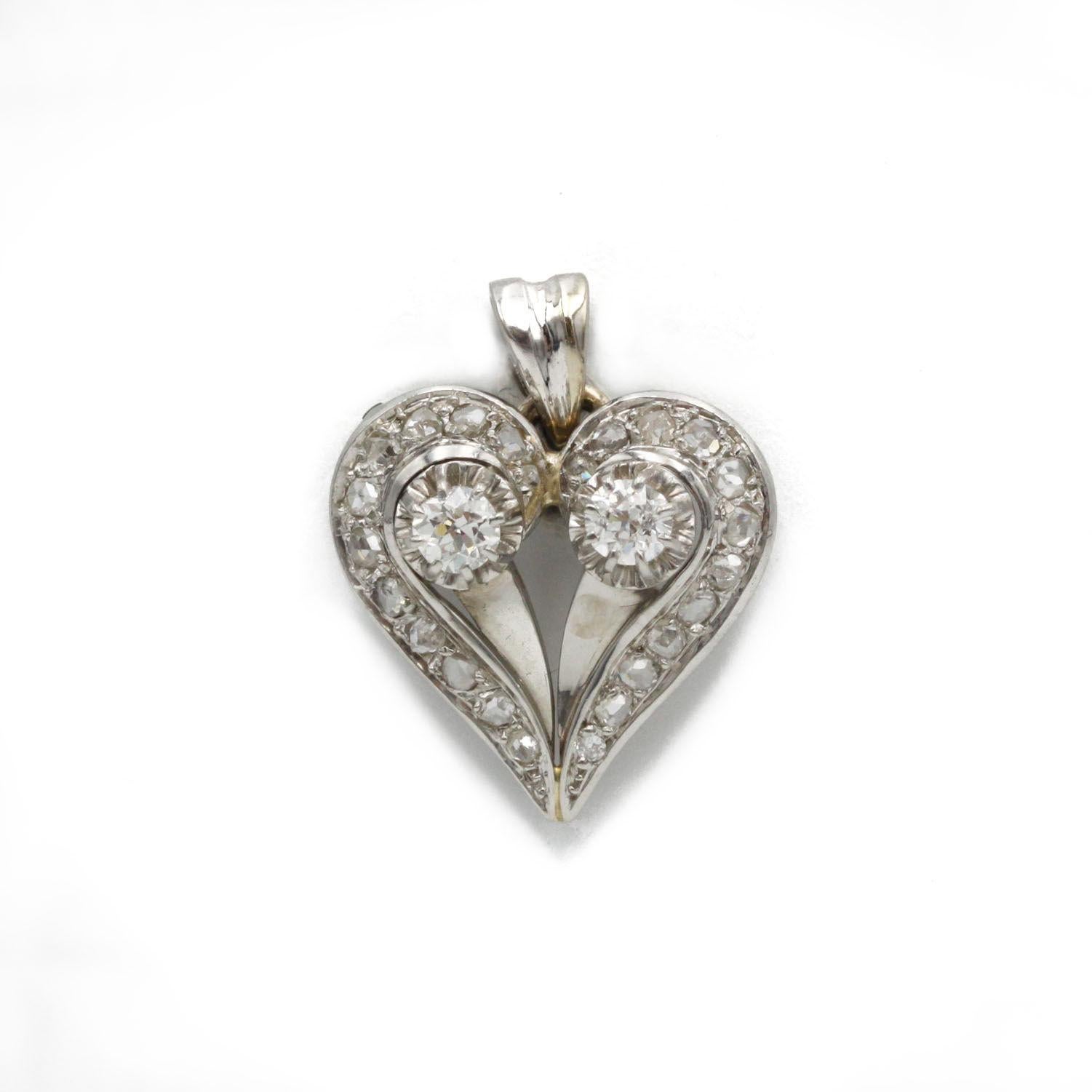Taille ronde Pendentif cœur en or blanc 18 carats avec 2 diamants brillants et 22 diamants taille rose en vente