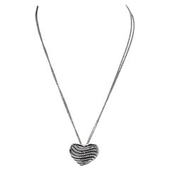Ciondolo a cuore in oro bianco 18k con 33 diamanti e collana da 16 pollici.