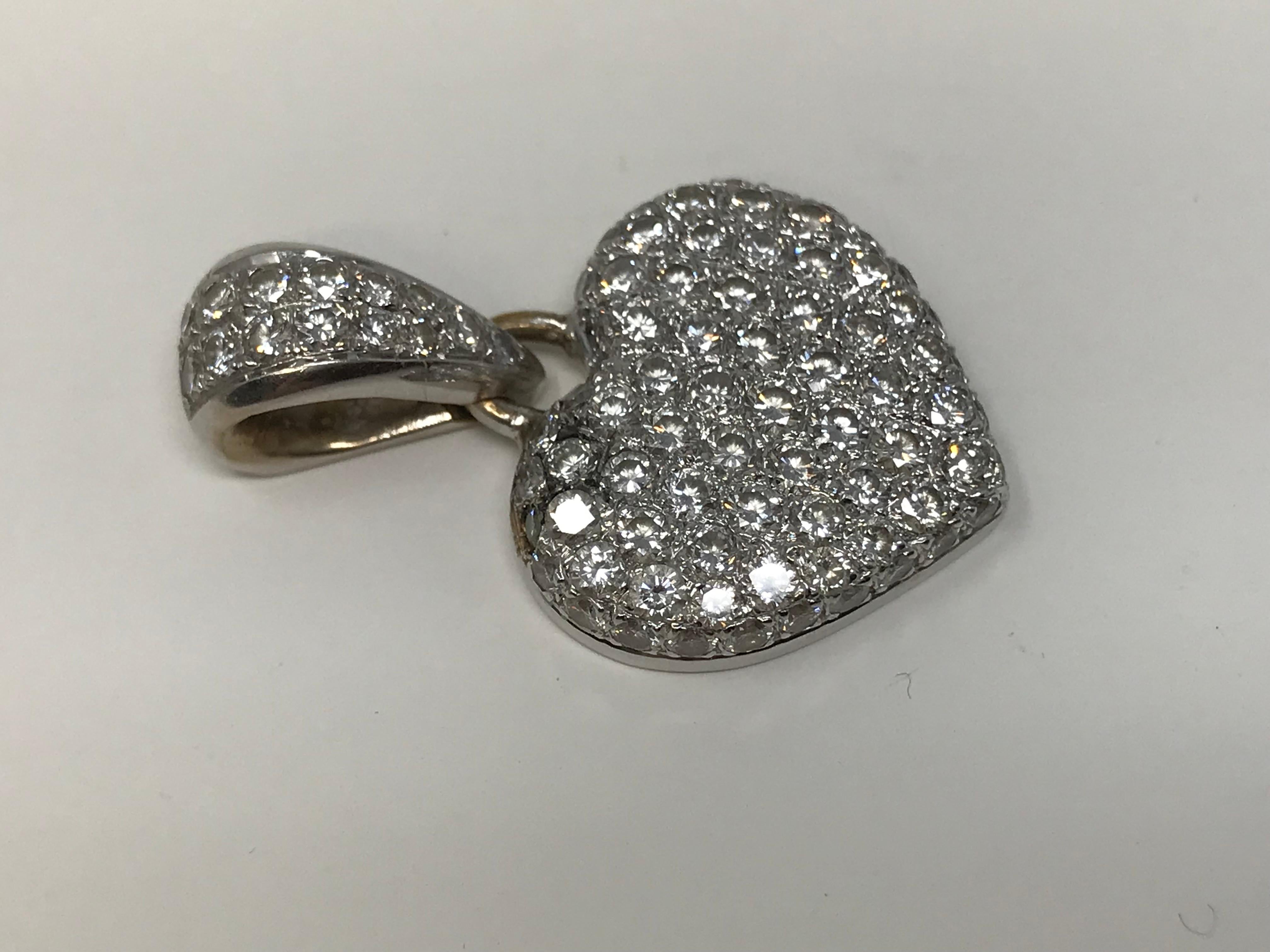 Pendente a cuore d'epoca in oro bianco 18k con 60 diamanti (1,50ct) VS-GH. Il ciondolo misura 32 mm di lunghezza x 20 mm di larghezza. Pesa 10,1 grammi