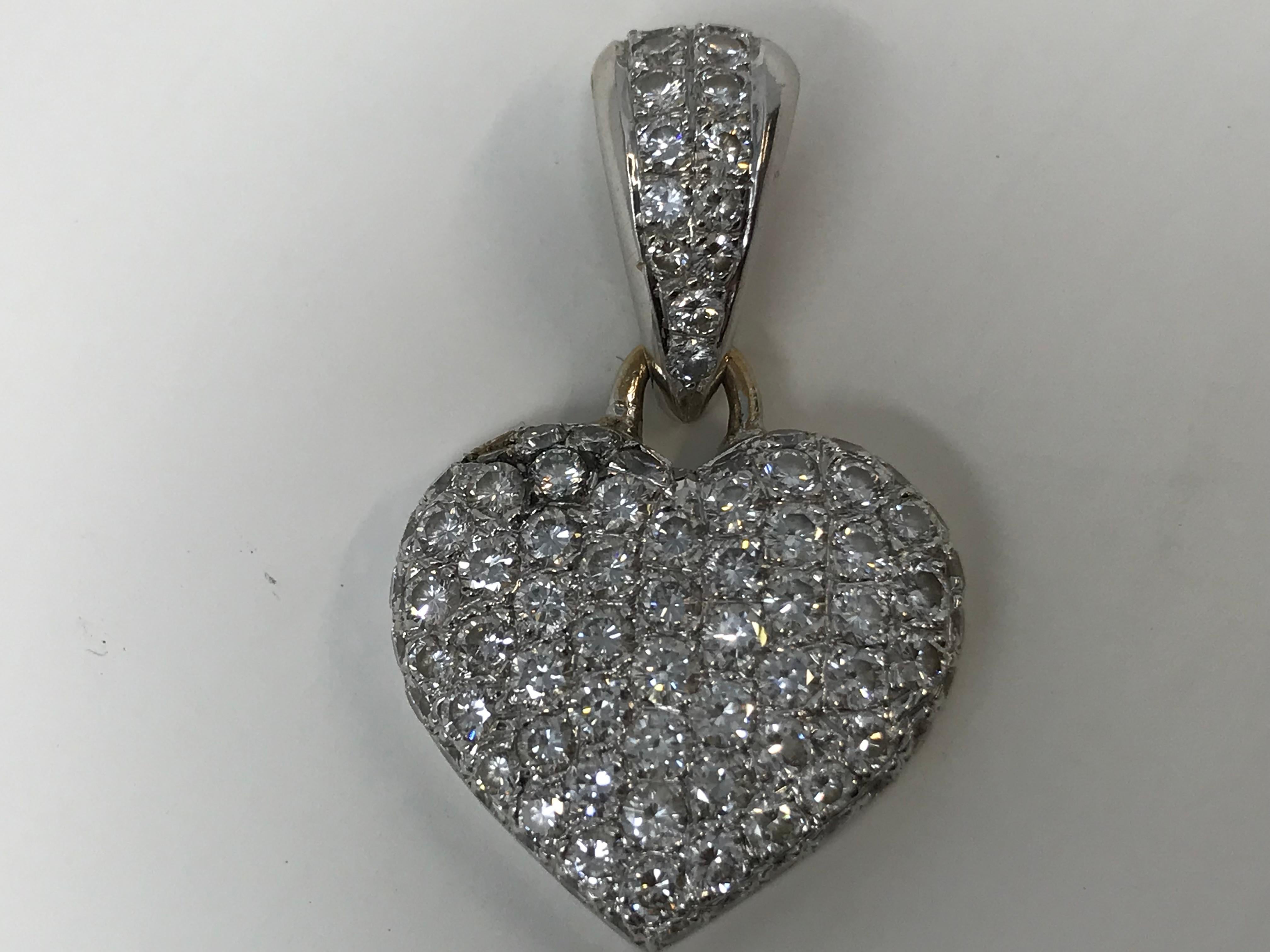 Taglio brillante Ciondolo a forma di cuore in oro bianco 18 carati con 60 diamanti Nature in vendita