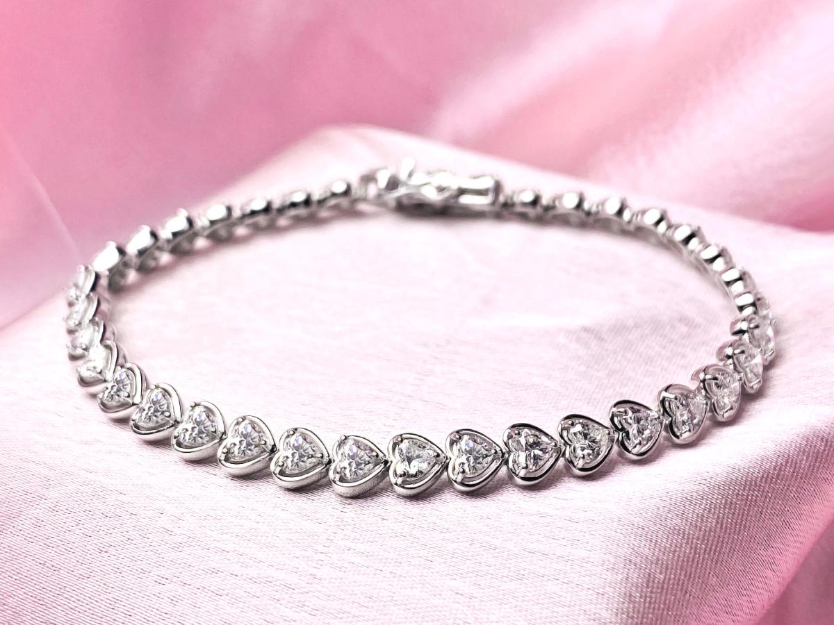 Esta elegante pulsera de oro blanco de 18 quilates incorpora 37 diamantes brillantes en forma de corazón, cada uno de ellos meticulosamente engastado para crear un símbolo atemporal de amor y lujo. Con un peso total en quilates de 4,84, esta pieza