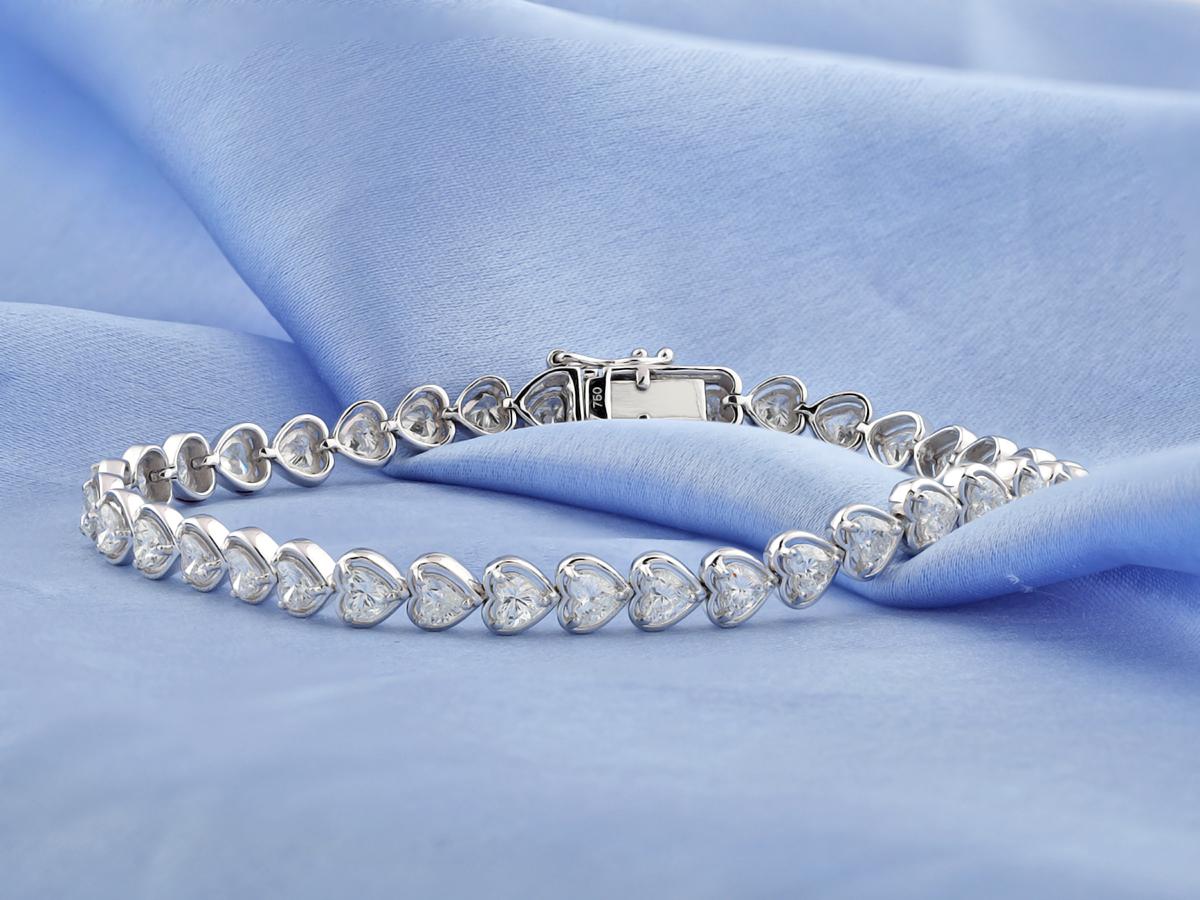 Pulsera de tenis con diamantes en forma de corazón de oro blanco de 18 quilates - 4,84 quilates Contemporáneo en venta