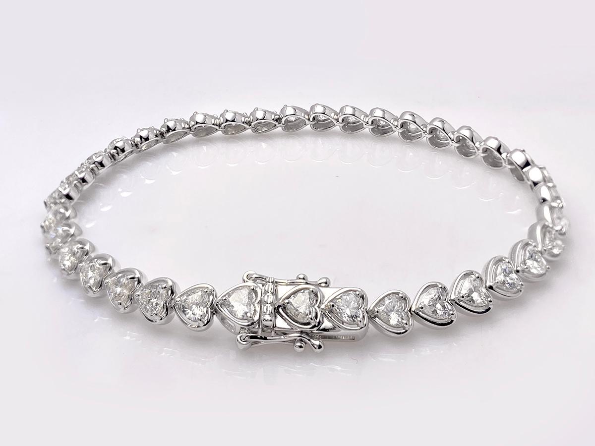 Pulsera de tenis con diamantes en forma de corazón de oro blanco de 18 quilates - 4,84 quilates en Nuevo estado para la venta en Antwerp, BE