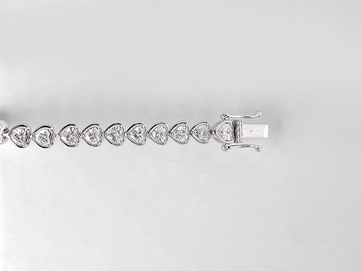 Pulsera de tenis con diamantes en forma de corazón de oro blanco de 18 quilates - 4,84 quilates en venta 1
