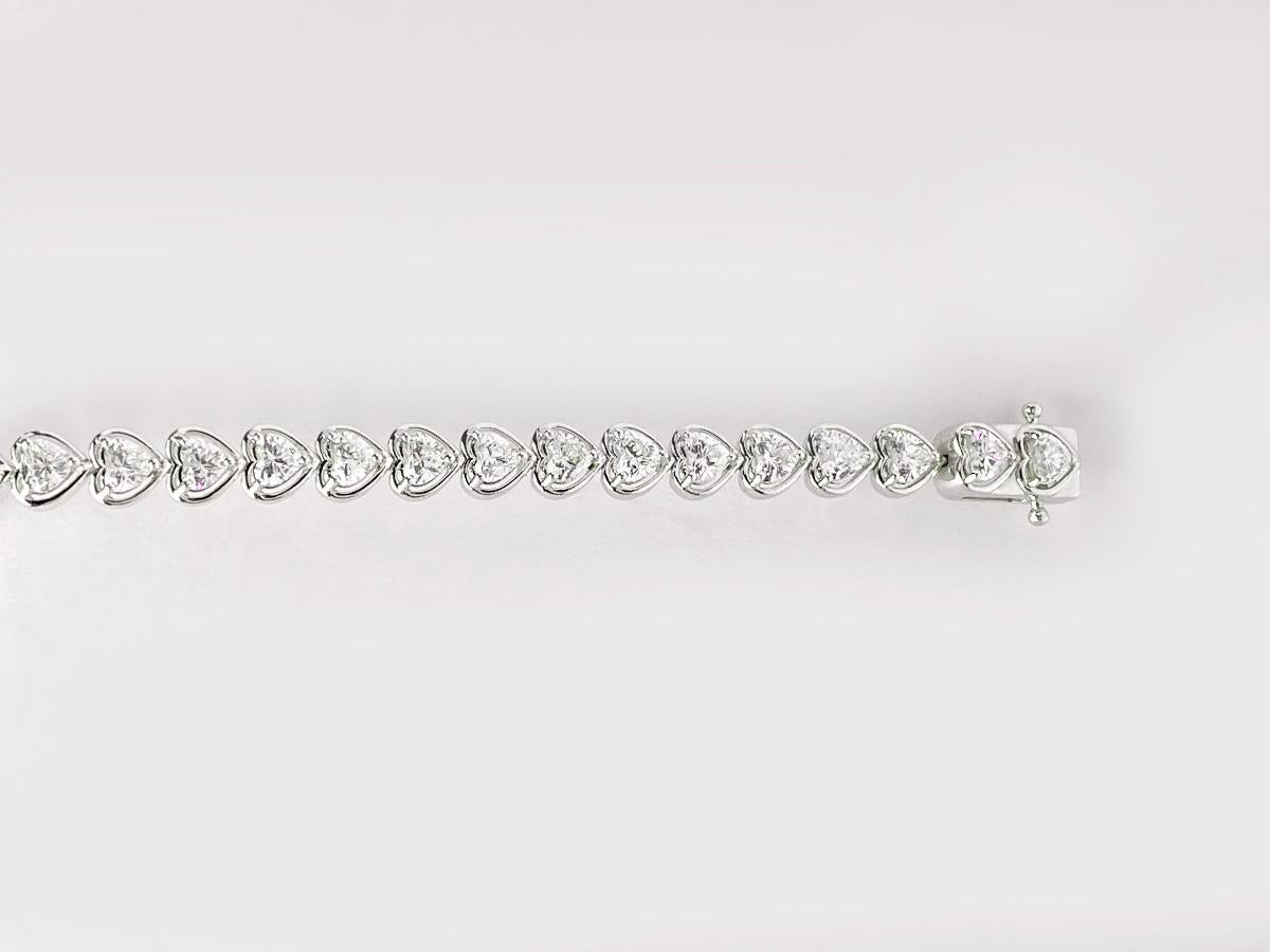 Pulsera de tenis con diamantes en forma de corazón de oro blanco de 18 quilates - 4,84 quilates en venta 2