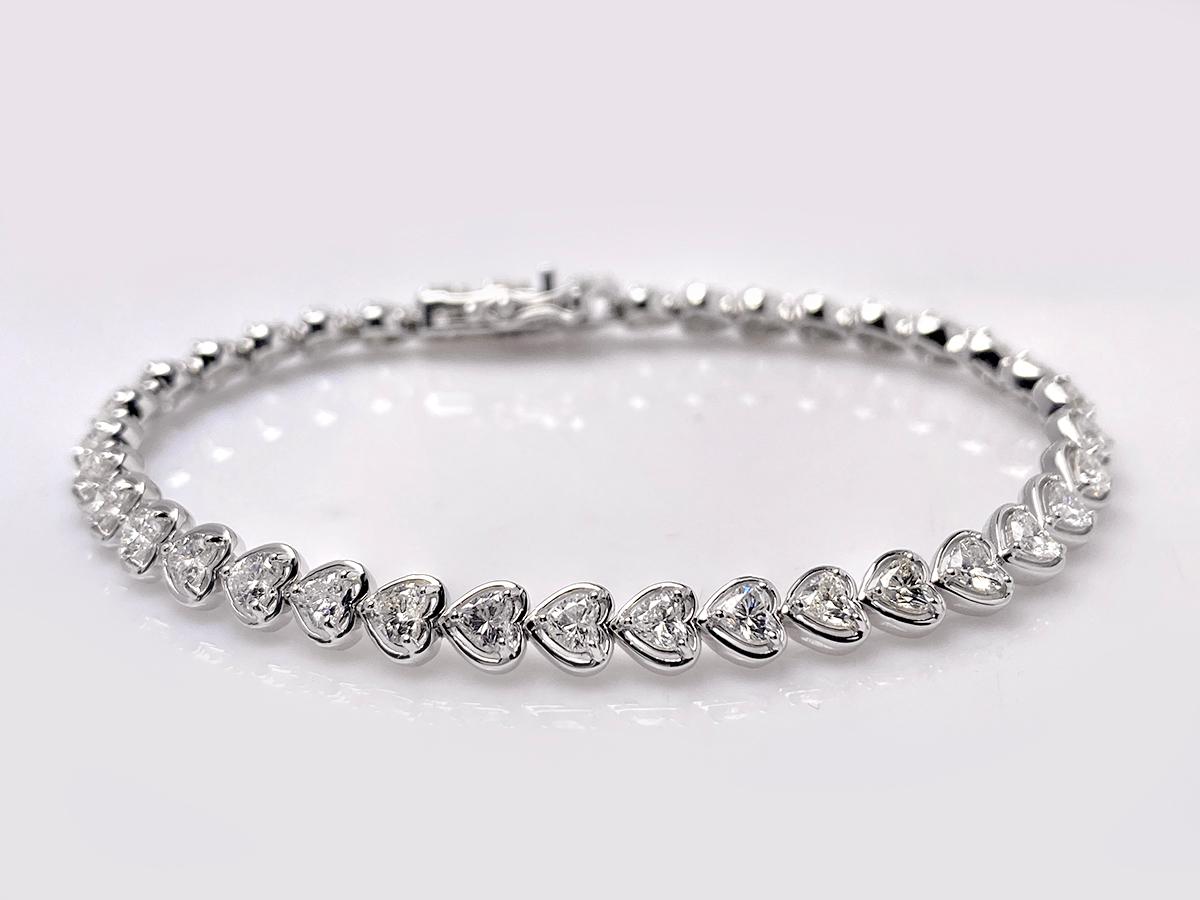 Pulsera de tenis con diamantes en forma de corazón de oro blanco de 18 quilates - 4,84 quilates en venta 3