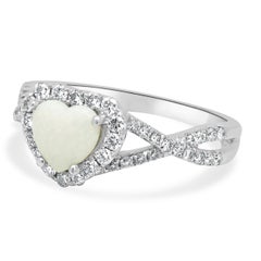 Anillo de oro blanco de 18 quilates con ópalo blanco tallado en cabujón en forma de corazón y halo de diamantes redondos