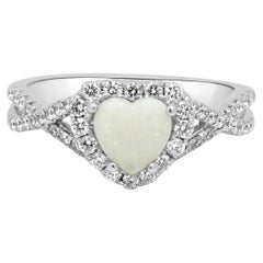 Anillo de oro blanco de 18 quilates con ópalo blanco tallado en cabujón en forma de corazón y halo de diamantes redondos