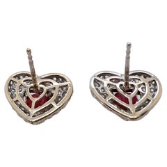 Pendientes de oro blanco de 18 quilates en forma de corazón de rubí con diamantes