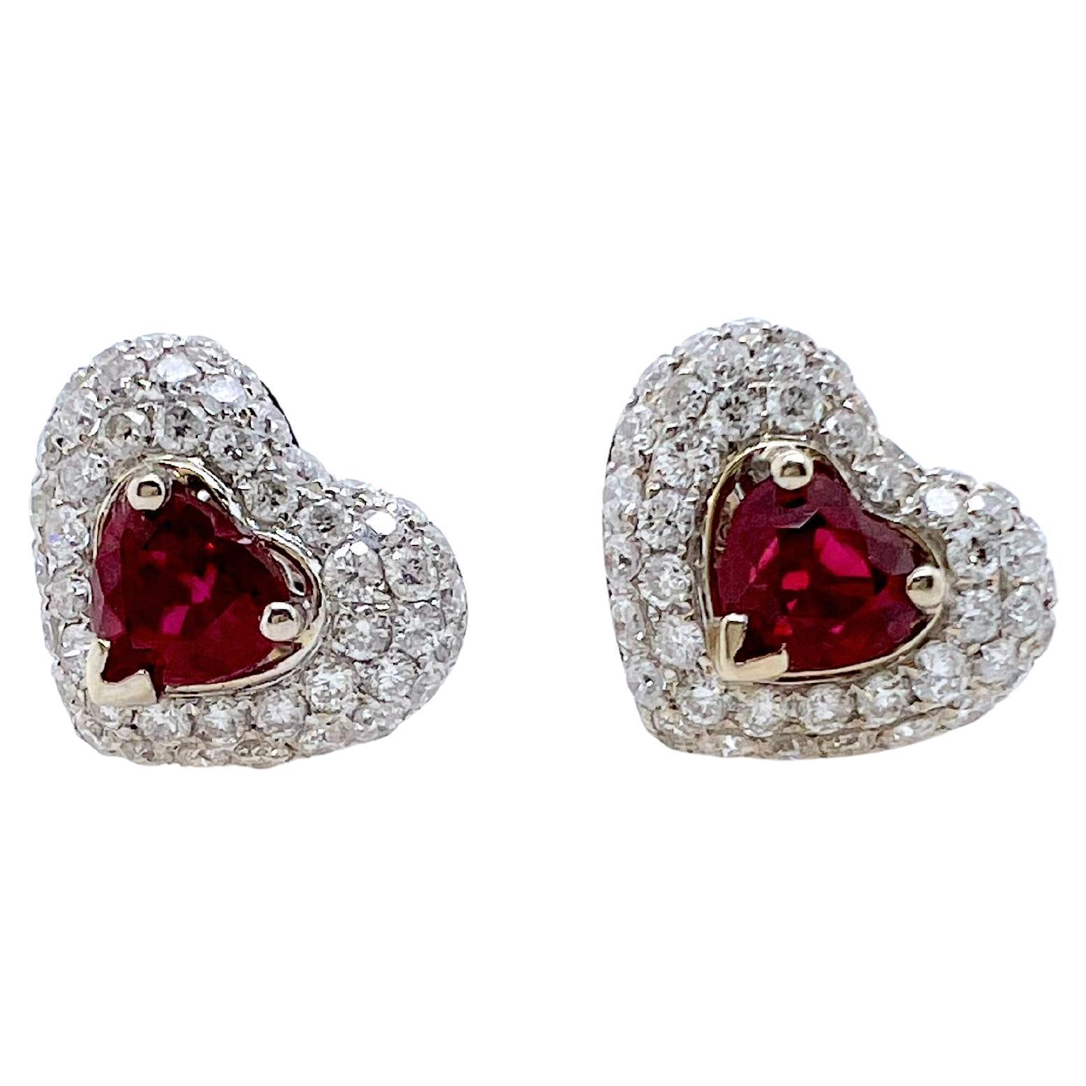 Clous d'oreilles en or blanc 18 carats en forme de cœur avec rubis et diamants