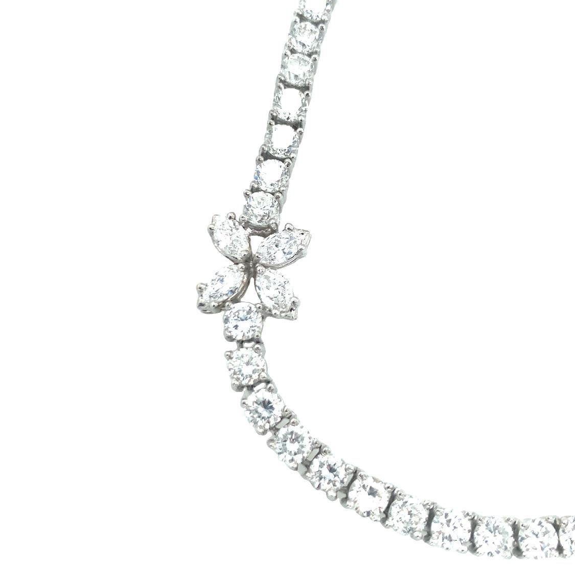 Taille cœur Collier en or blanc 18 carats en forme de cœur avec saphirs et diamants en vente