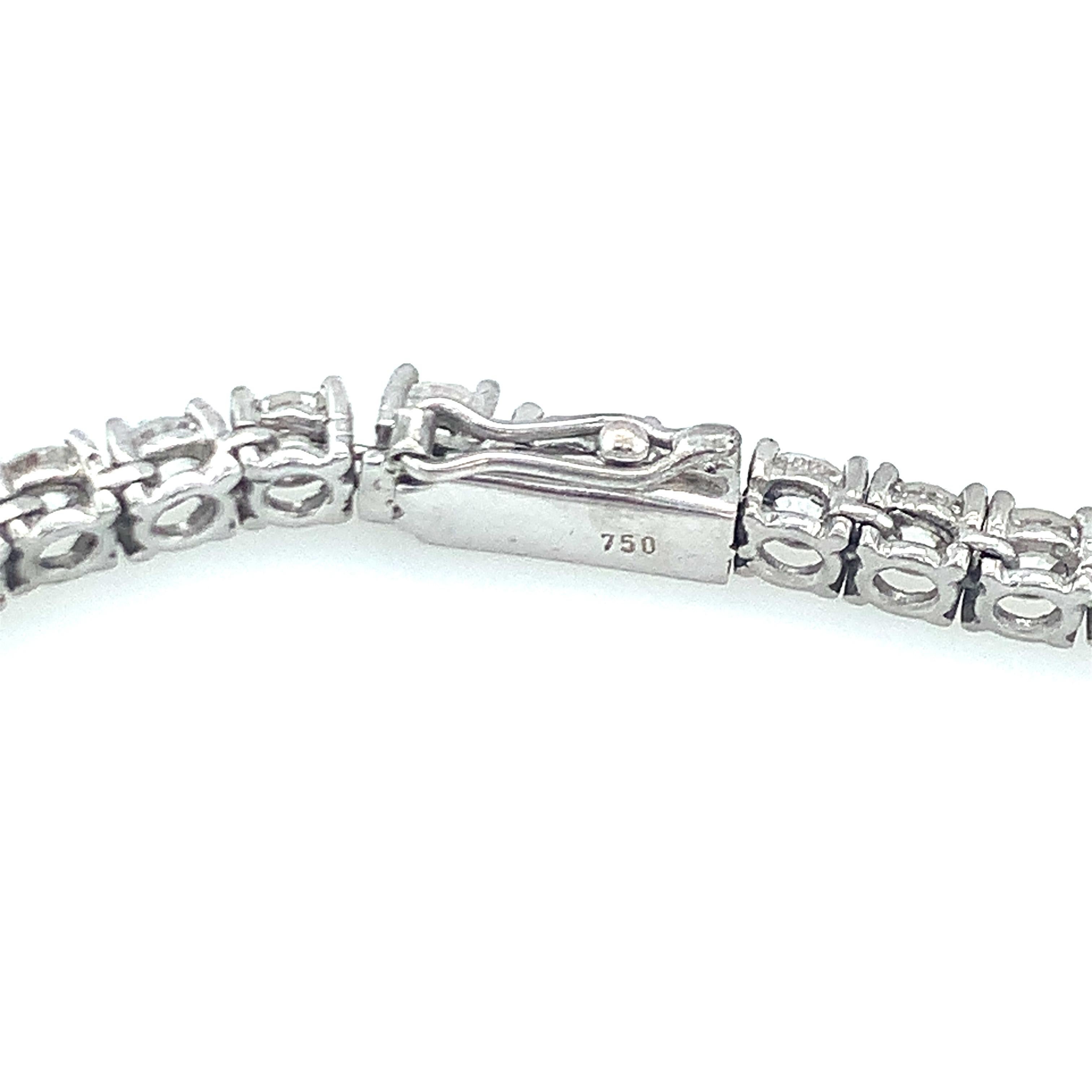 Collier en or blanc 18 carats en forme de cœur avec saphirs et diamants Bon état - En vente à Beverly Hills, CA