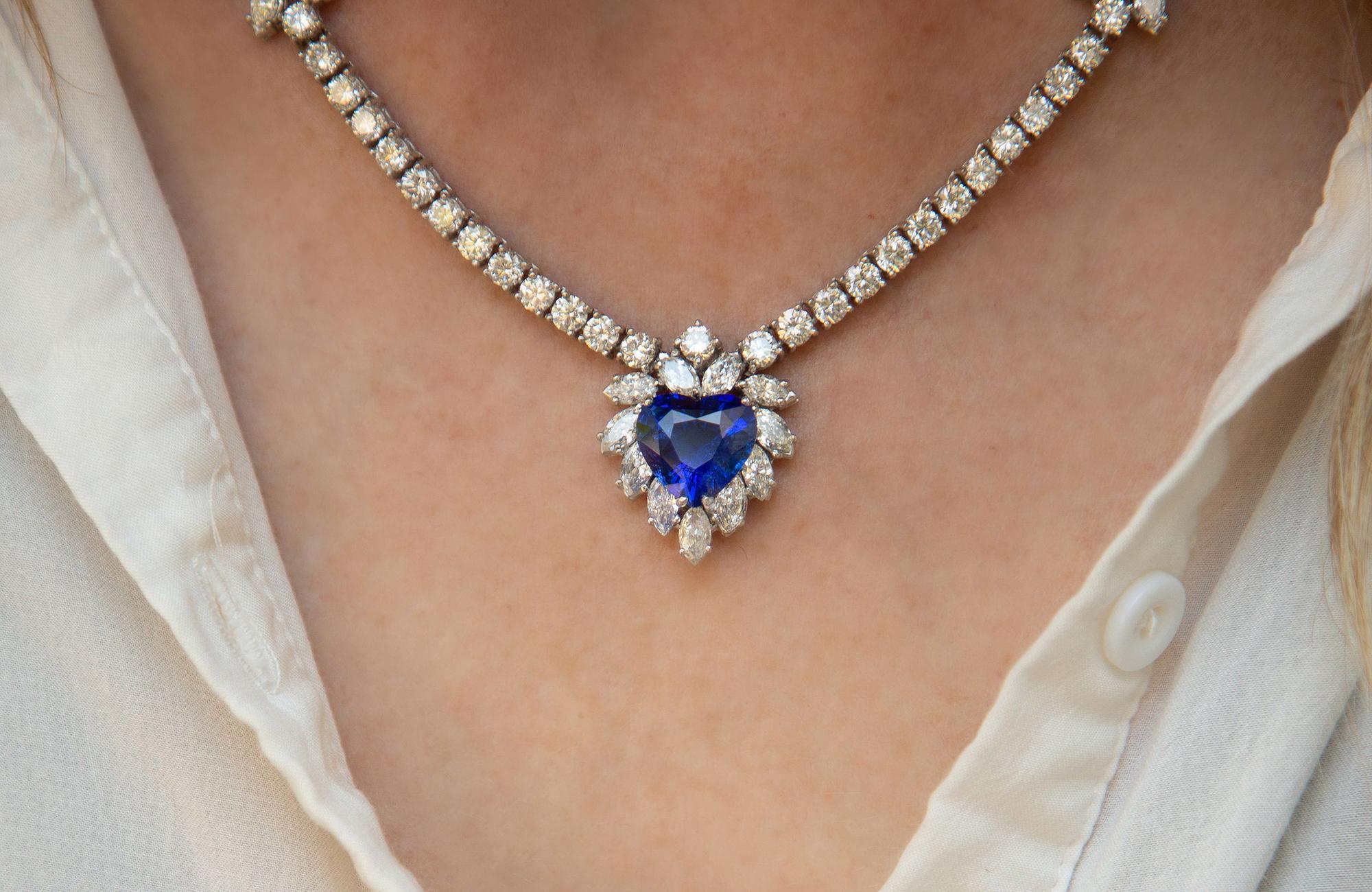 Collier en or blanc 18 carats en forme de cœur avec saphirs et diamants Pour femmes en vente