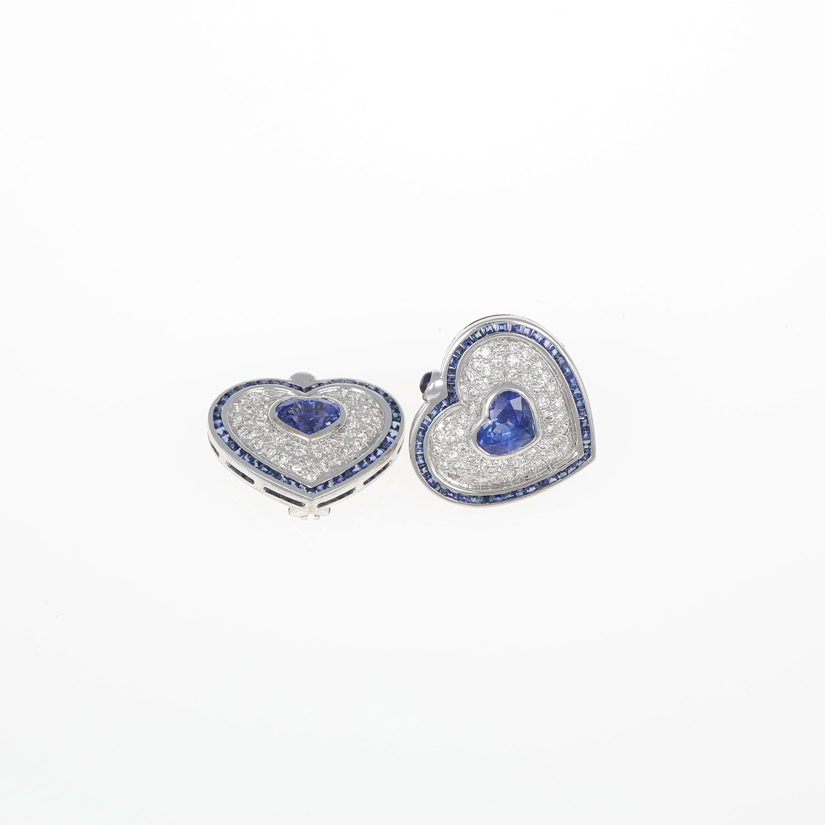 Taille brillant Clous d'oreilles en or blanc 18 carats avec saphir en forme de cœur et diamants en vente