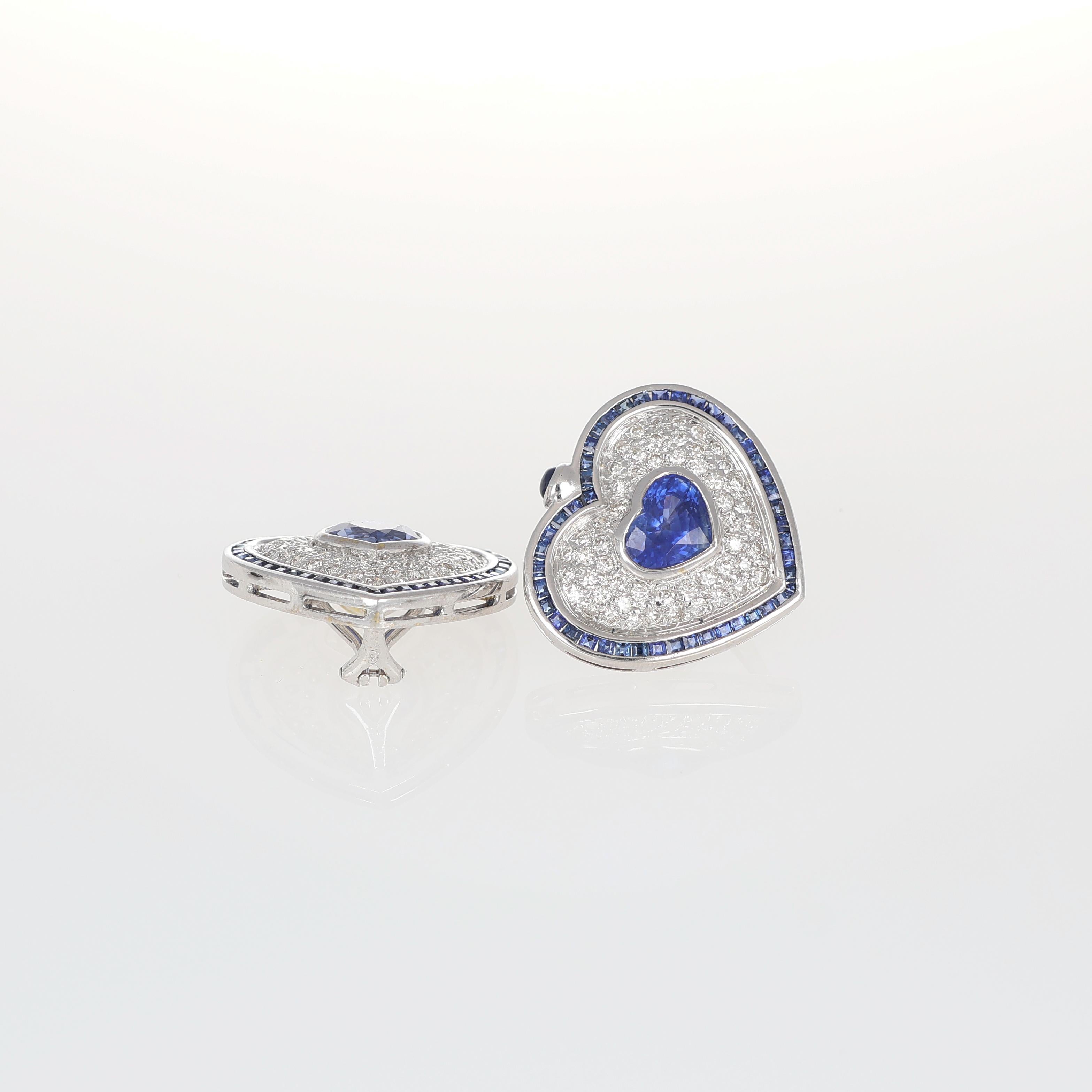 Clous d'oreilles en or blanc 18 carats avec saphir en forme de cœur et diamants Neuf - En vente à Bergamo, BG