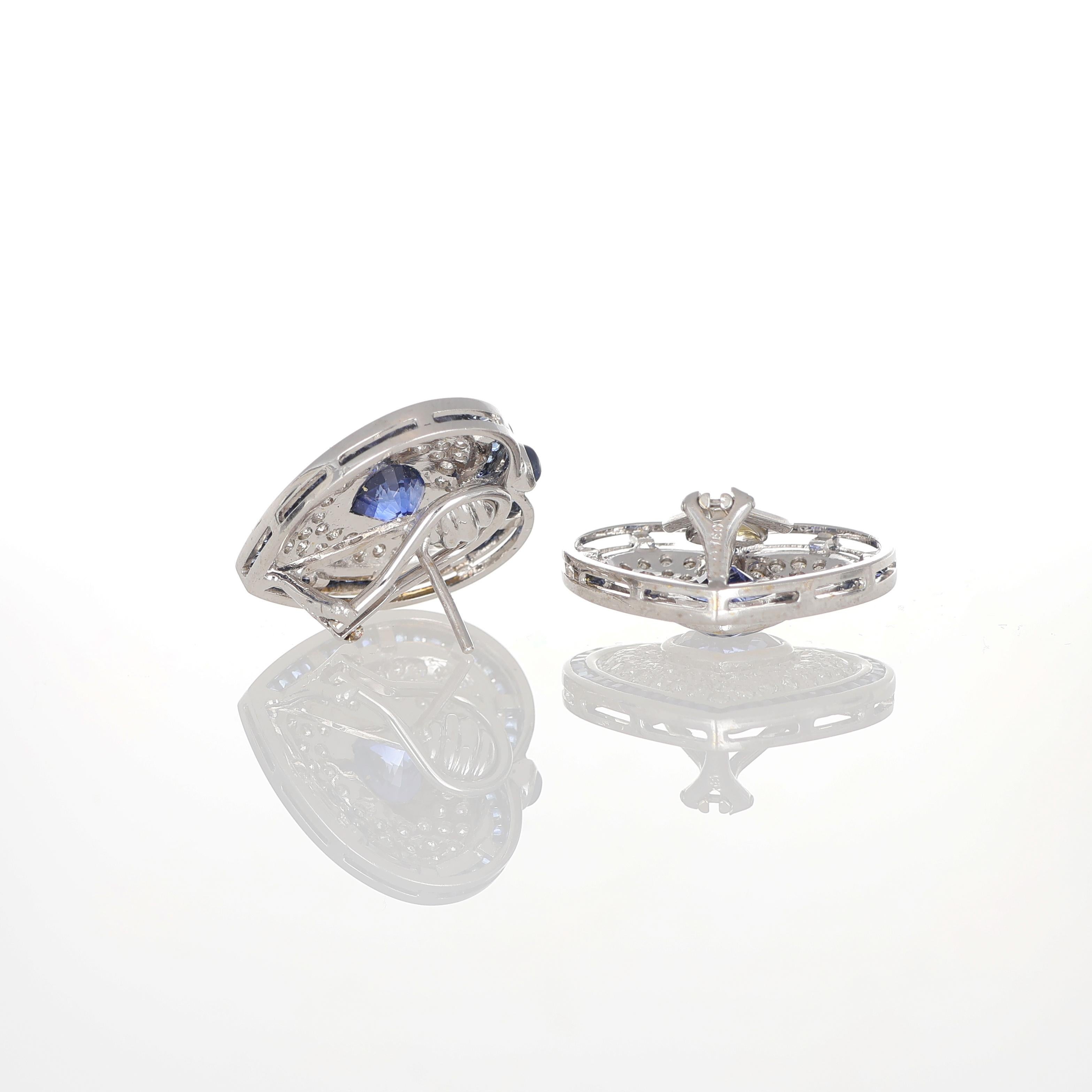 Clous d'oreilles en or blanc 18 carats avec saphir en forme de cœur et diamants en vente 1