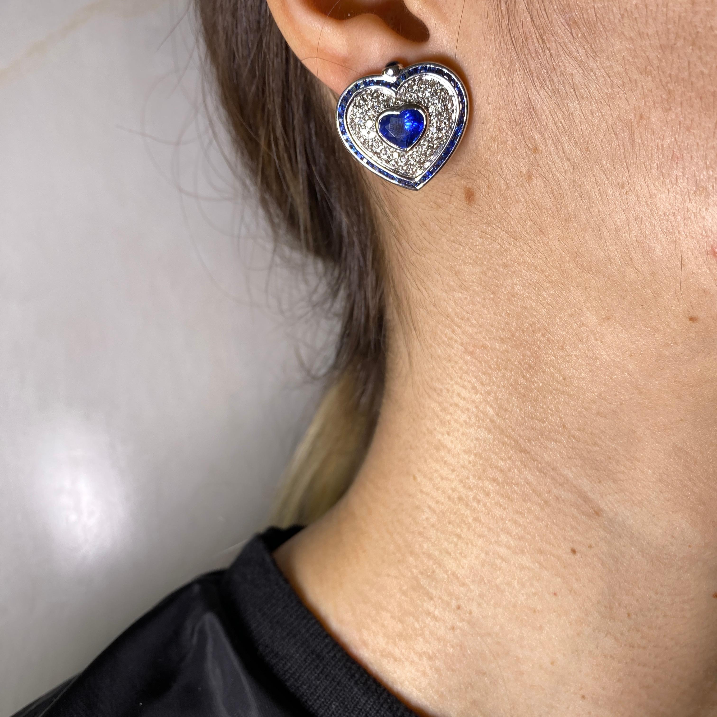 Clous d'oreilles en or blanc 18 carats avec saphir en forme de cœur et diamants en vente 3
