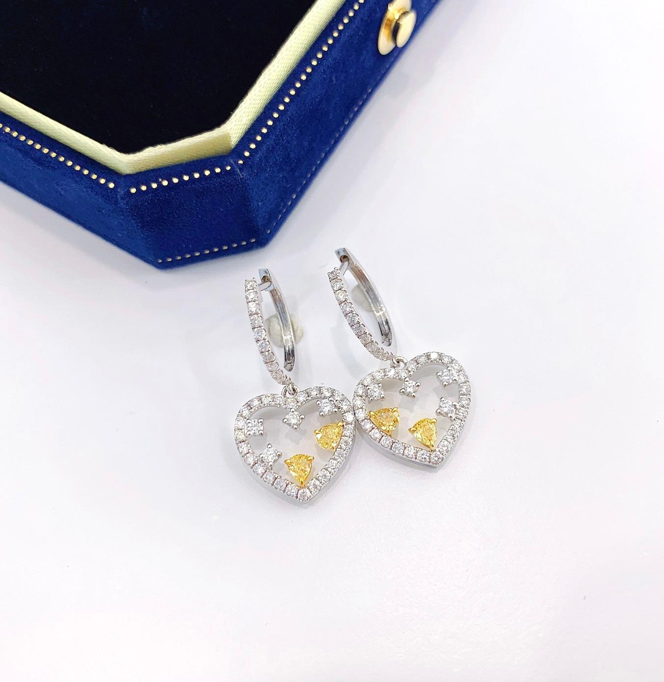 Moderno Orecchini con diamante giallo e cuore in oro bianco 18 carati in vendita