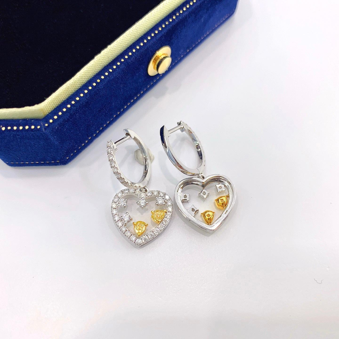 Orecchini con diamante giallo e cuore in oro bianco 18 carati In condizioni Nuovo in vendita a Kowloon, HK