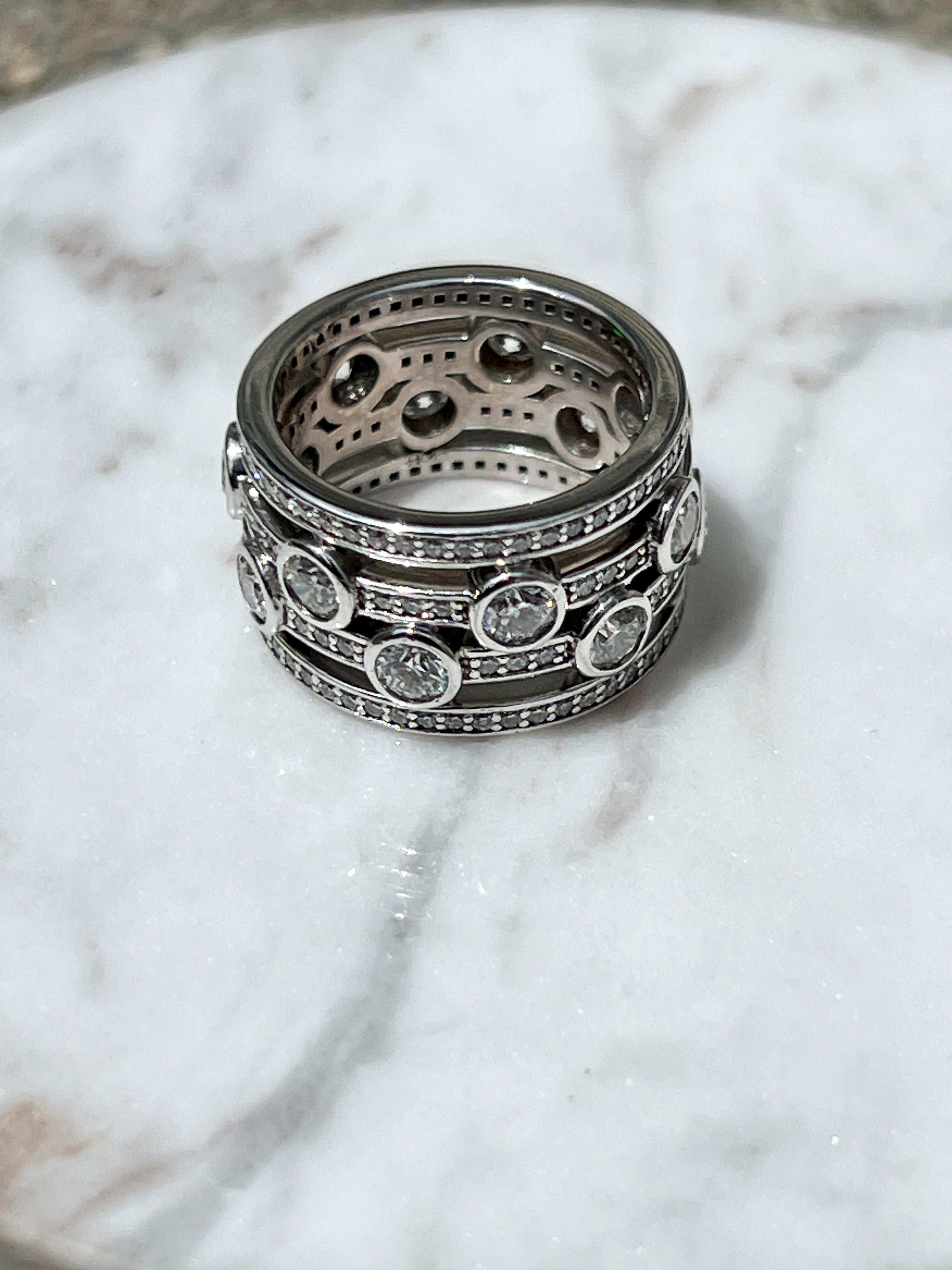 Anillo Eterno de Diamantes Hearts On Fire de Oro Blanco de 18k en venta 4