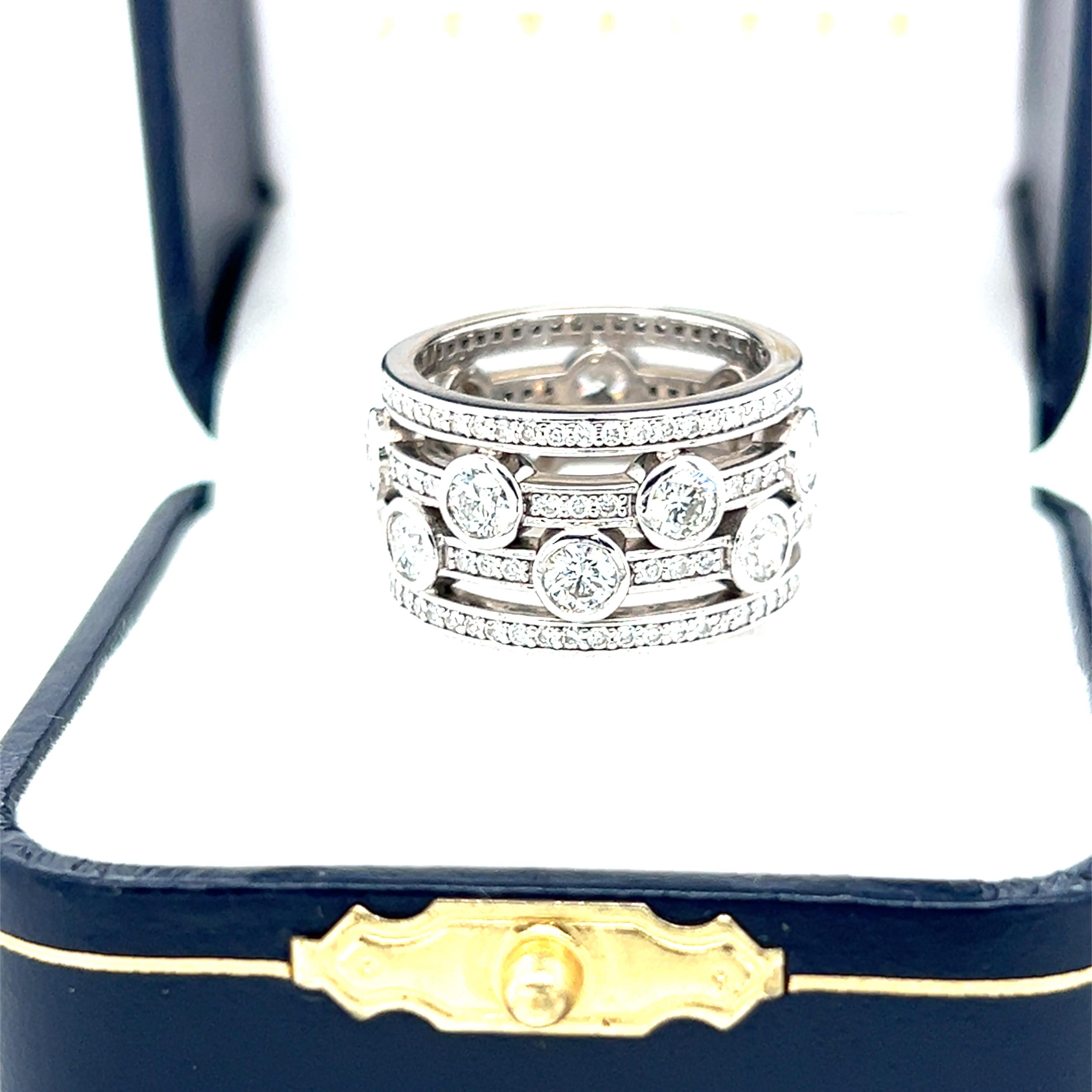 Anillo Eterno de Diamantes Hearts On Fire de Oro Blanco de 18k Corte redondo en venta