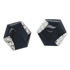 Clous d'oreilles hexagonaux en or blanc 18 carats avec onyx noir taillé à la main et diamants