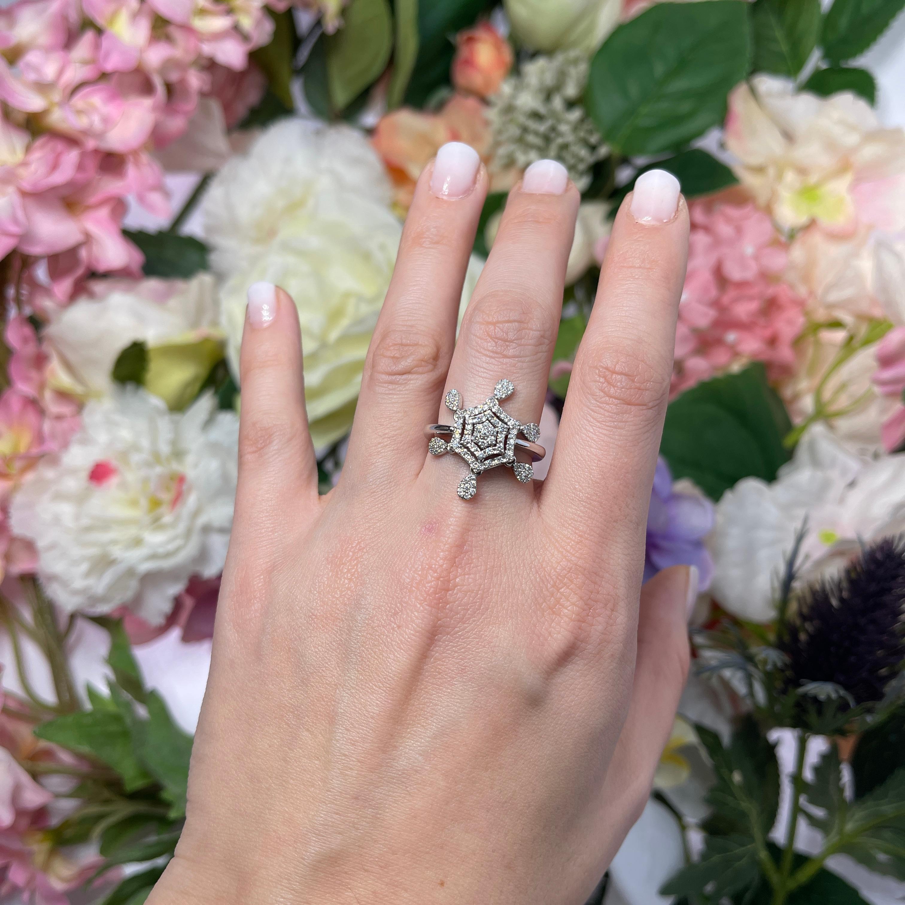 18K White Gold Hexagonal Ring with Diamond Pave and Teardrop Pendants For Sale 1