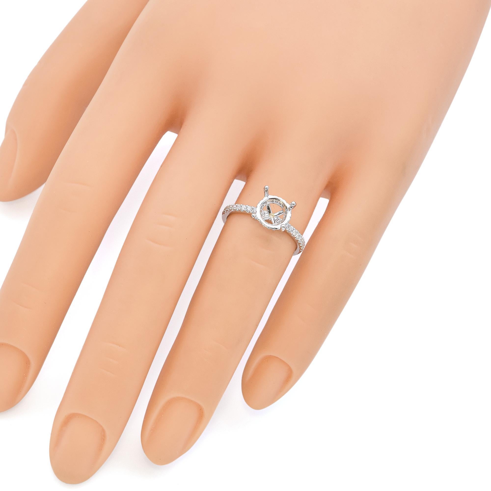 Anillo de compromiso de oro blanco de 18 quilates con semimontura oculta de halo de diamantes Corte redondo en venta