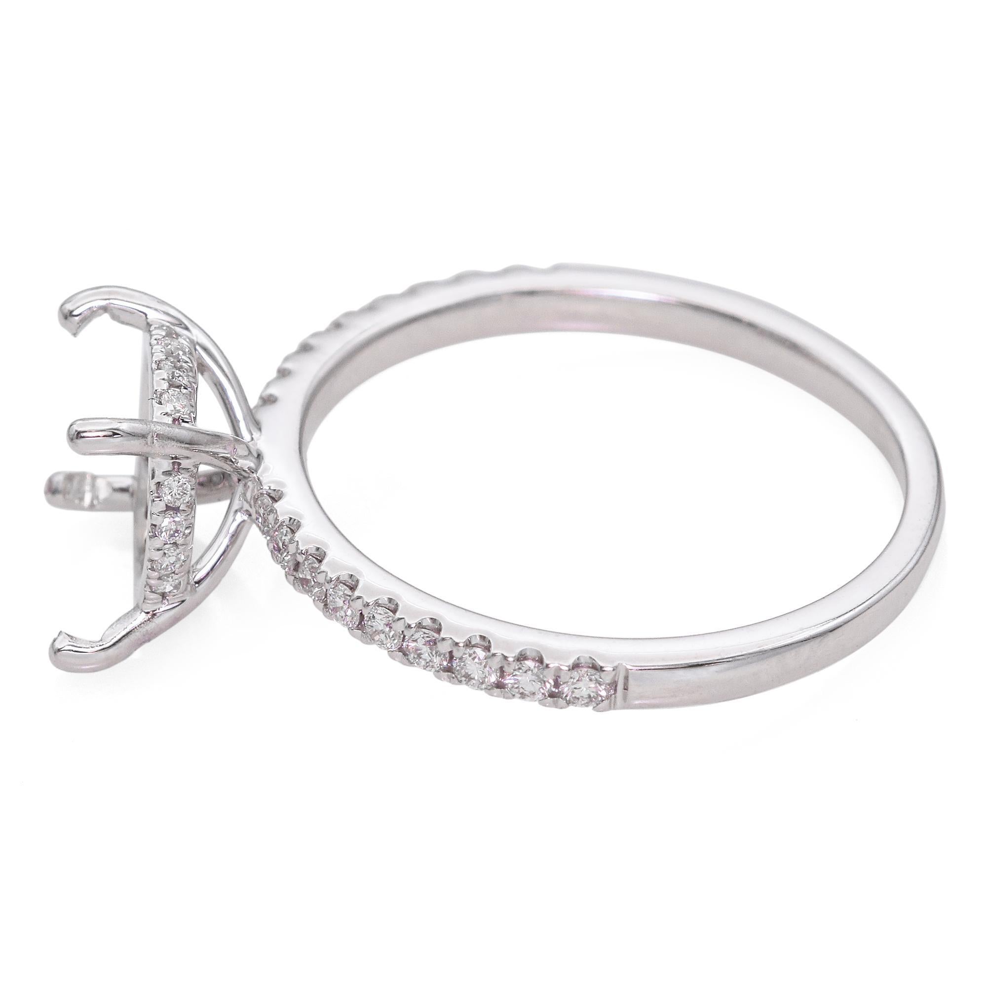 Anillo de compromiso de oro blanco de 18 quilates con semimontura oculta de halo de diamantes en Bueno estado para la venta en New York, NY