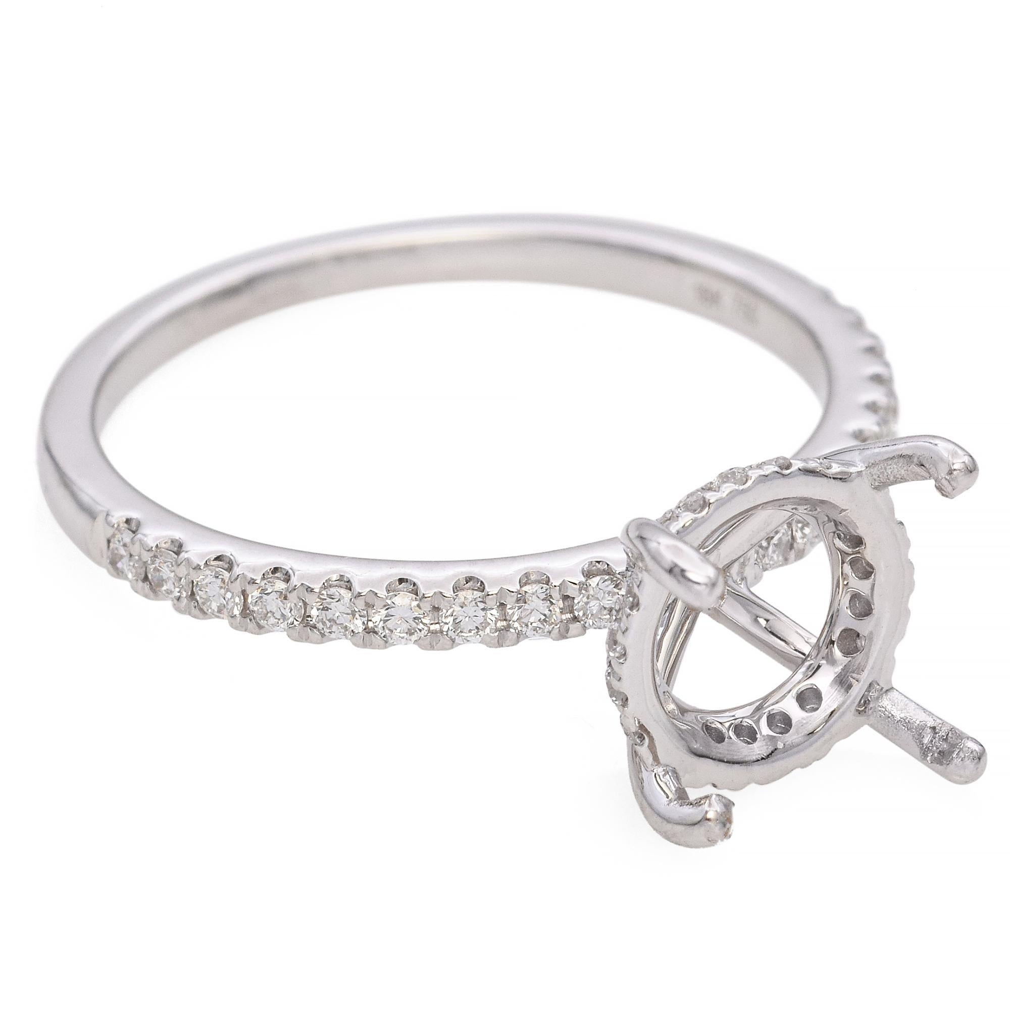Anillo de compromiso de oro blanco de 18 quilates con semimontura oculta de halo de diamantes en venta 1