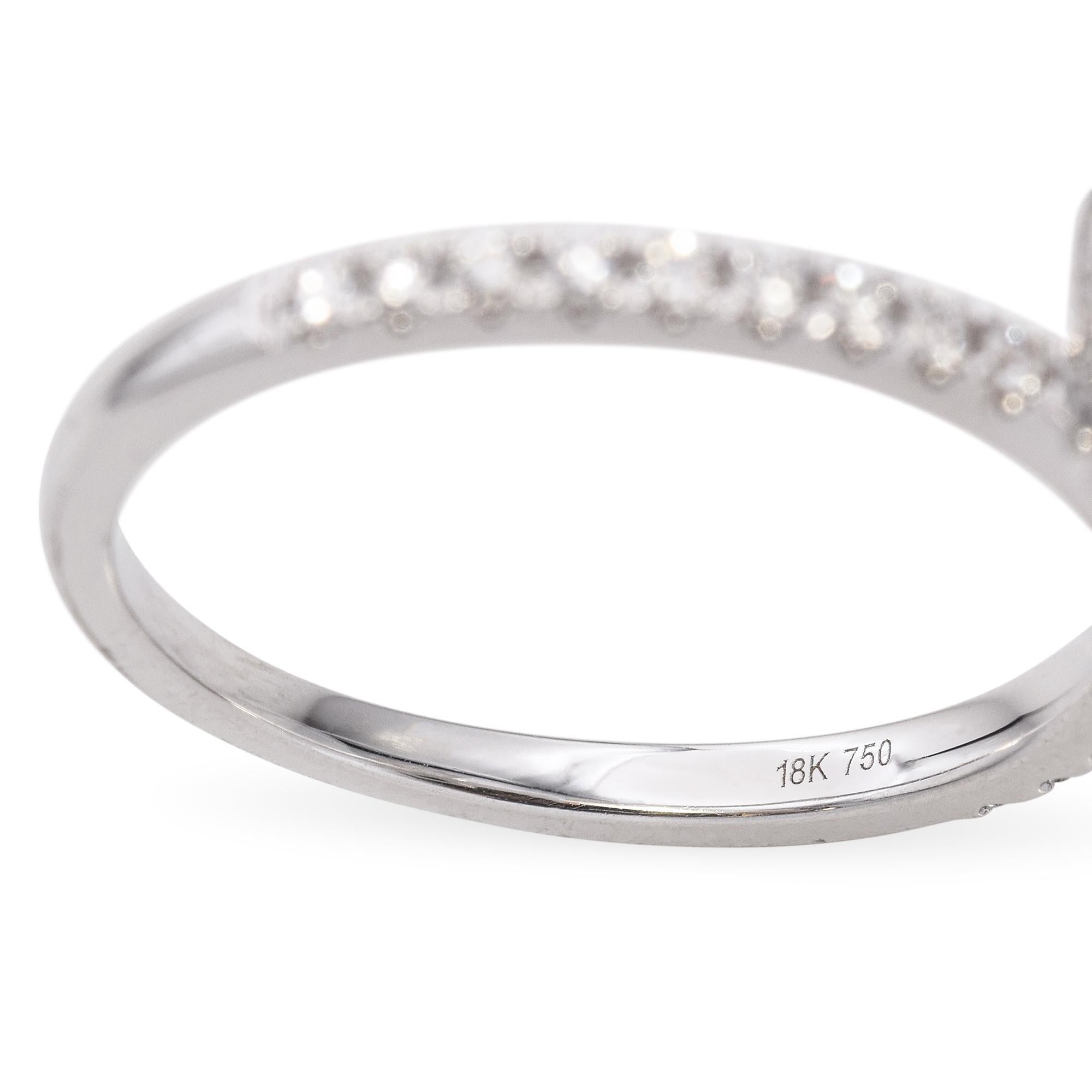 Anillo de compromiso de oro blanco de 18 quilates con semimontura oculta de halo de diamantes en venta 2