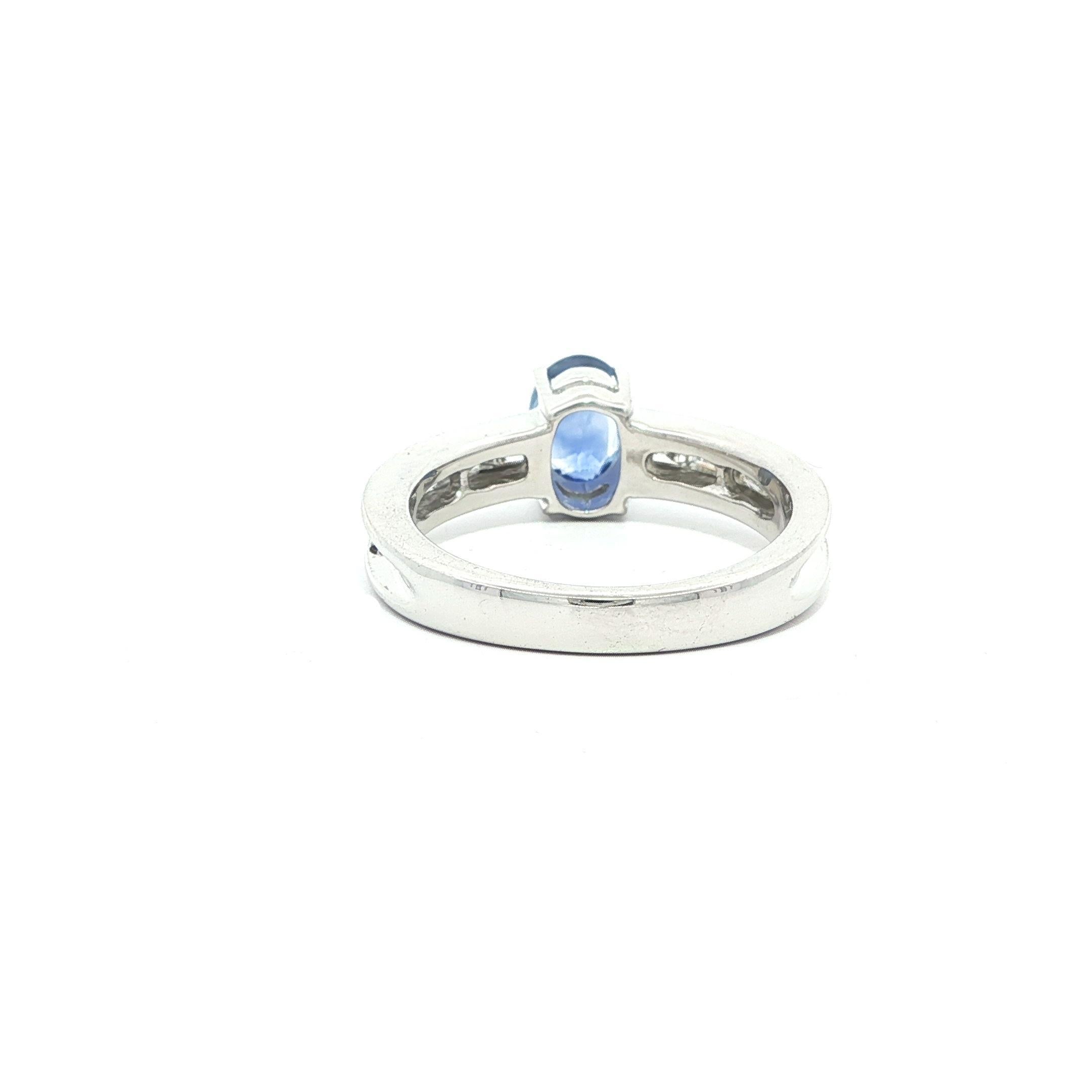 Anello in oro bianco 18 carati di alta qualità con zaffiro ovale da 1,80 carati e diamanti a forma di baguette in vendita 6