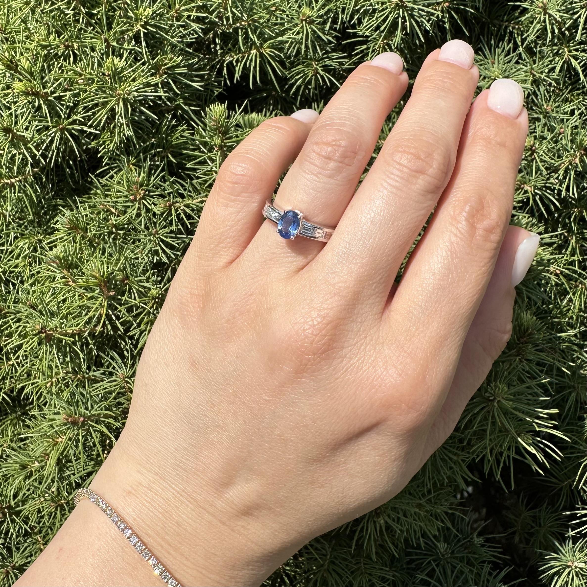 Anello in oro bianco 18 carati di alta qualità con zaffiro ovale da 1,80 carati e diamanti a forma di baguette in vendita 7