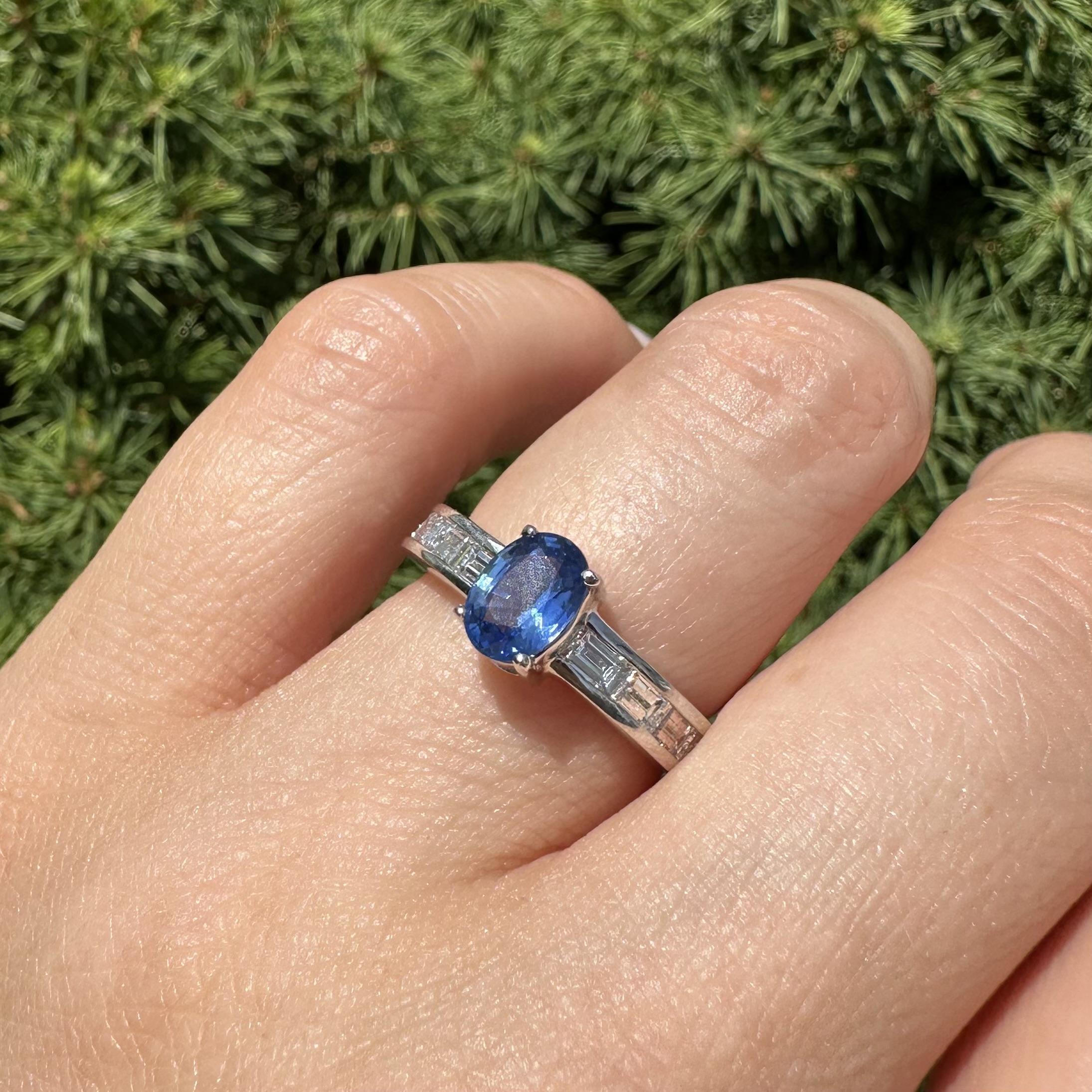 Anello in oro bianco 18 carati di alta qualità con zaffiro ovale da 1,80 carati e diamanti a forma di baguette in vendita 8