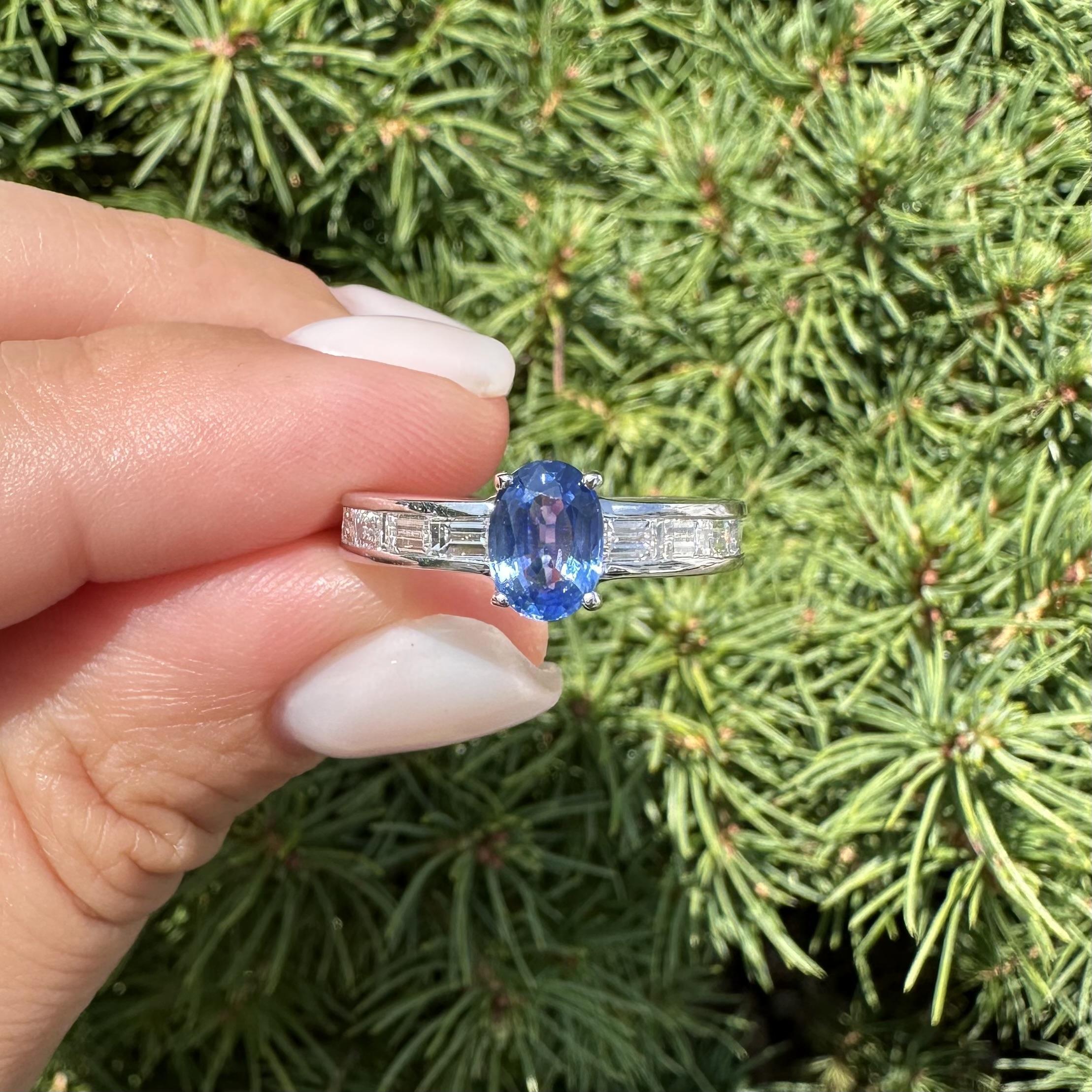 Anello in oro bianco 18 carati di alta qualità con zaffiro ovale da 1,80 carati e diamanti a forma di baguette in vendita 11