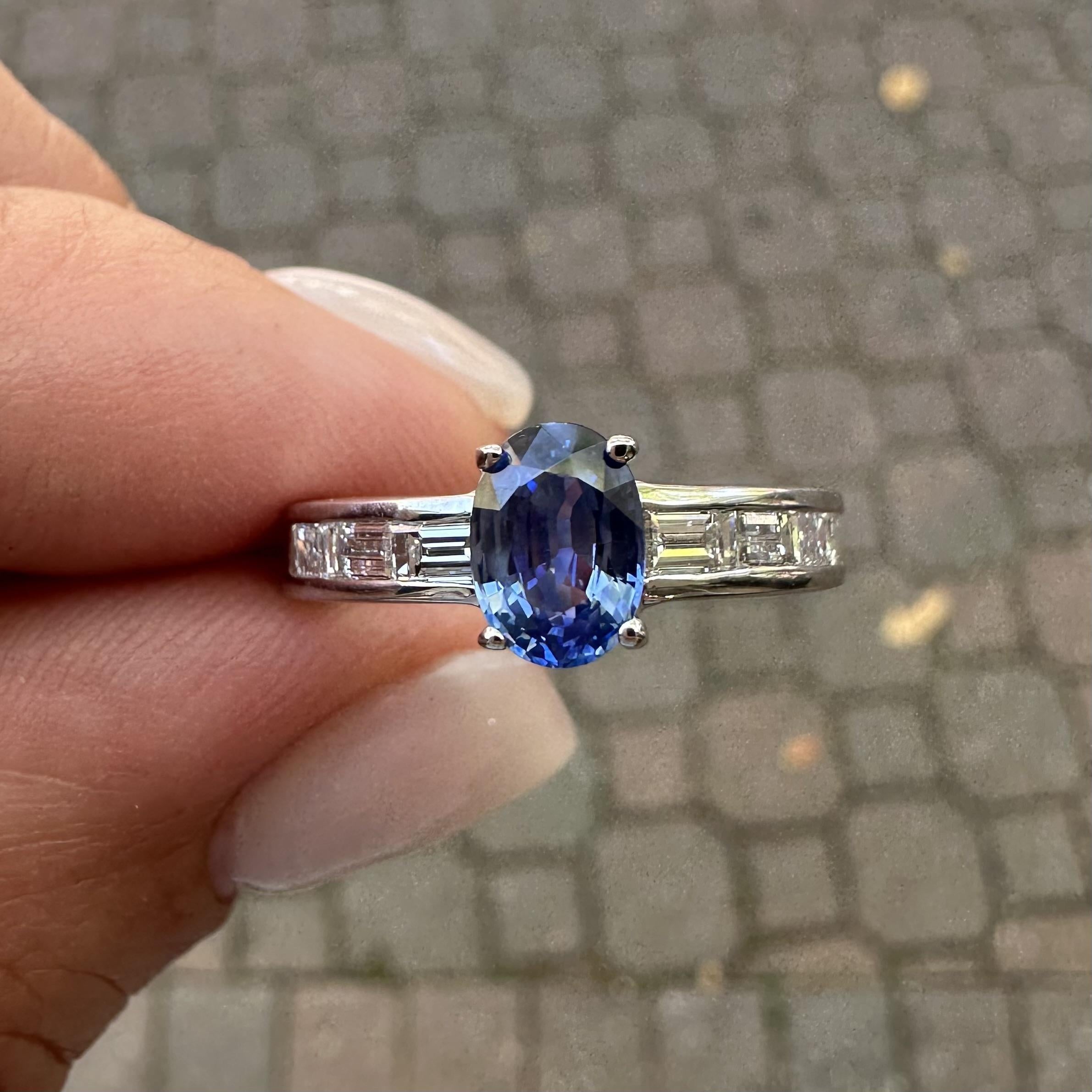 Anello in oro bianco 18 carati di alta qualità con zaffiro ovale da 1,80 carati e diamanti a forma di baguette in vendita 12
